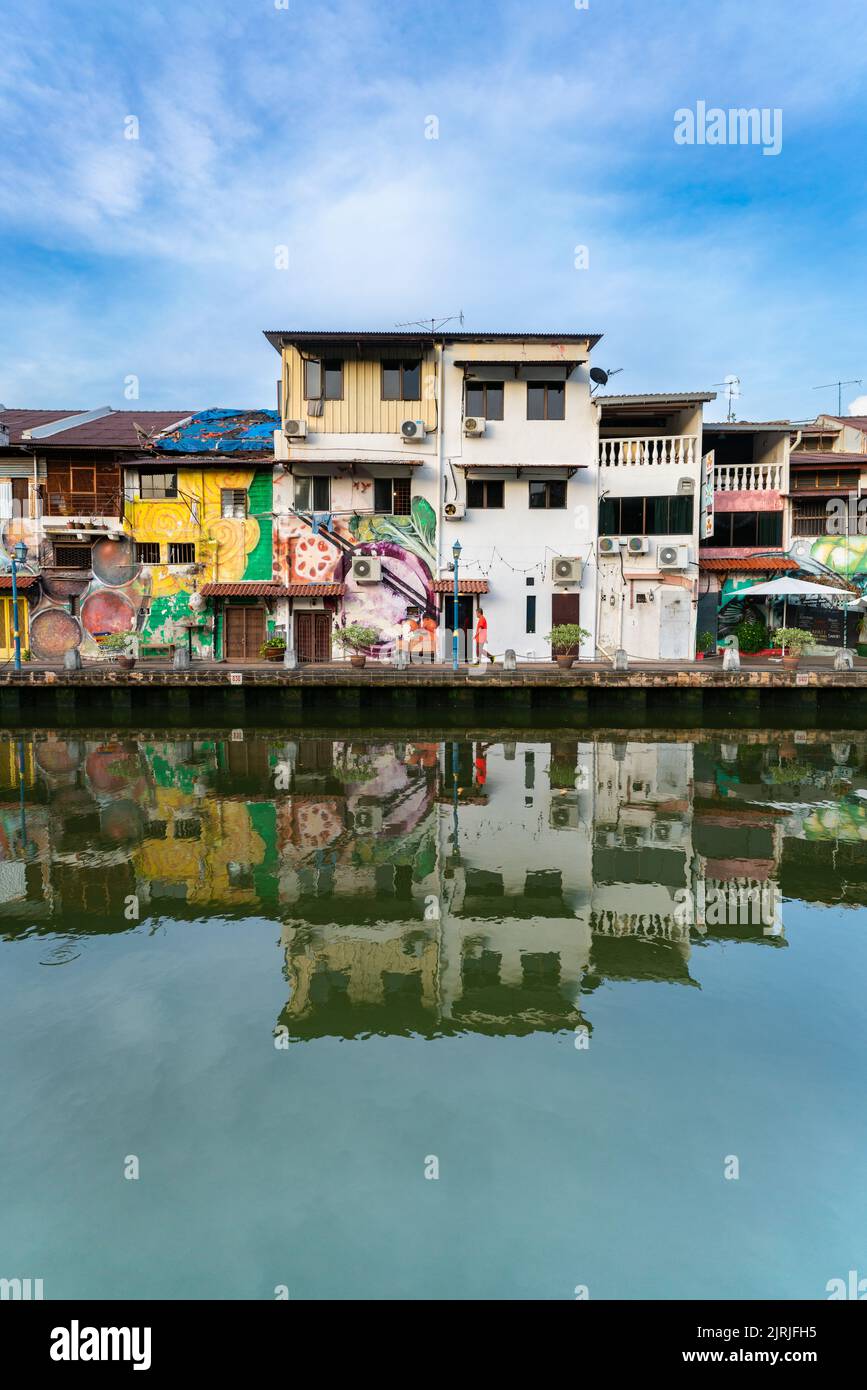 MELAKA, MALESIA - 12 giugno 2022: Case colorate lungo il fiume Melaka. La città di Melaka è dichiarata patrimonio dell'umanità dall'UNESCO. Foto Stock