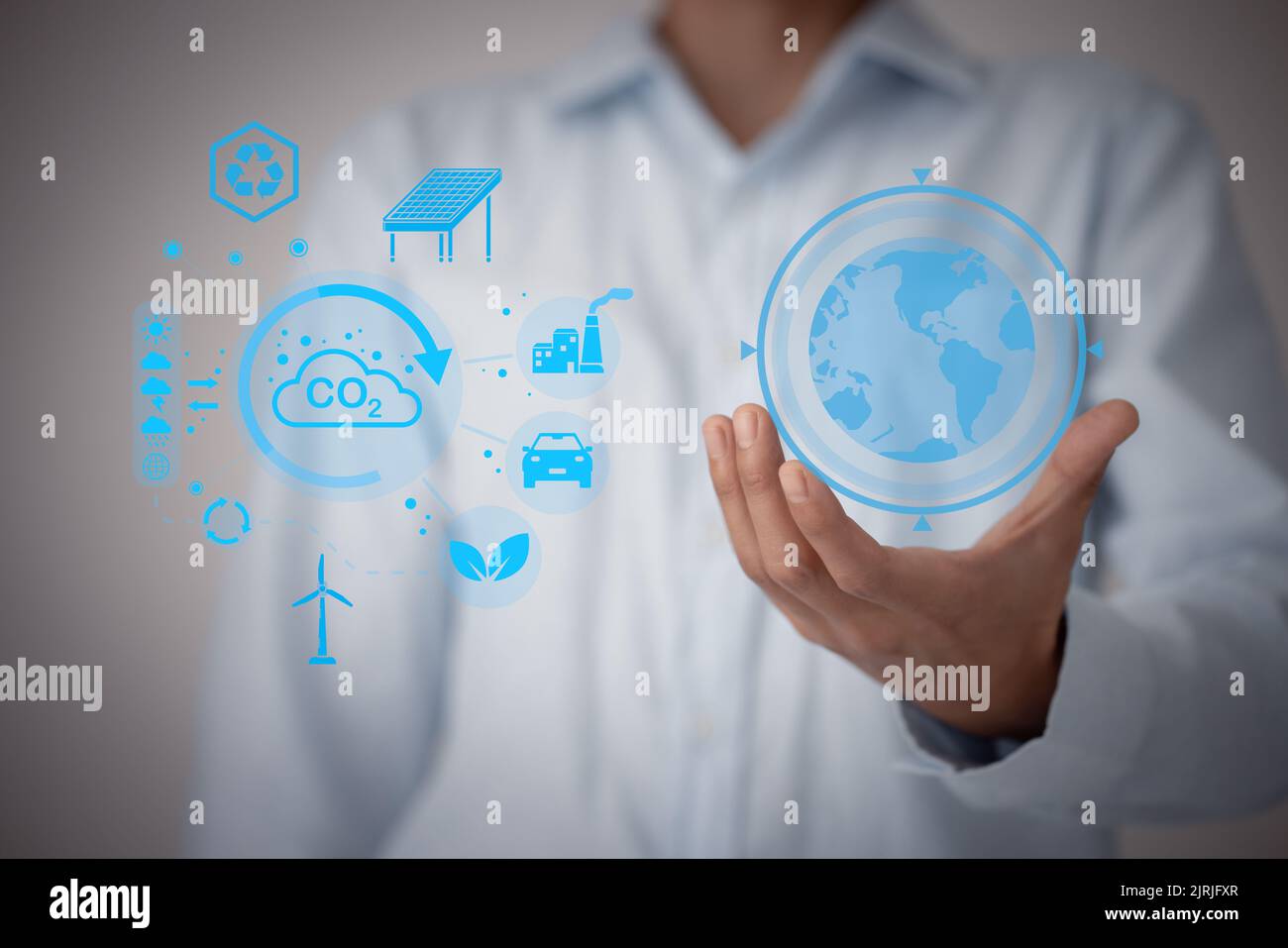 Tecnologia, tenendo in mano le icone dell'ambiente sulla connessione di rete. Concetto di tecnologia ambientale. Foto Stock