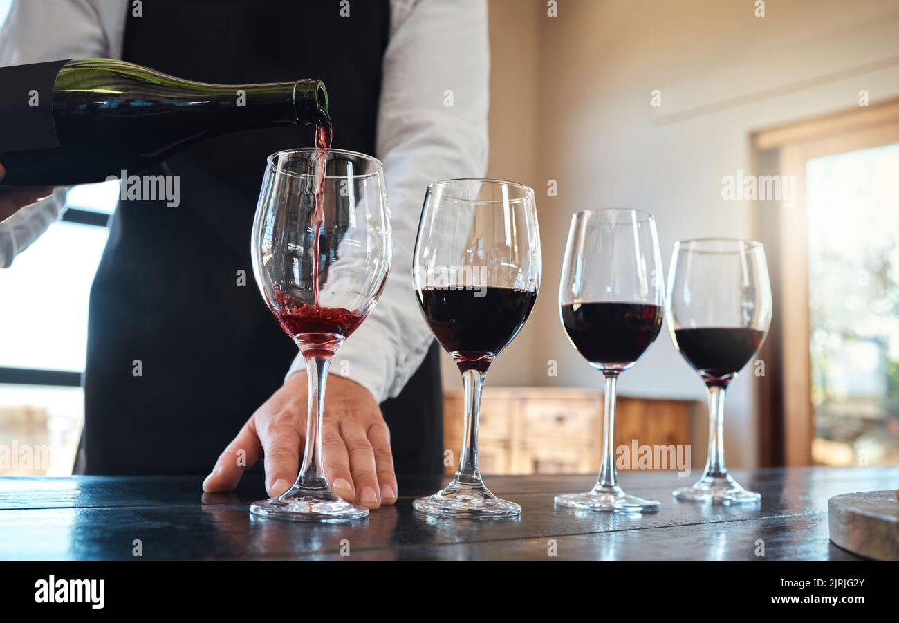 Degustazione di vini rossi con alcol di lusso e di qualità in bicchieri per un'ottima cucina, gastronomia o settore alberghiero. Servizio sommelier o vintage Foto Stock