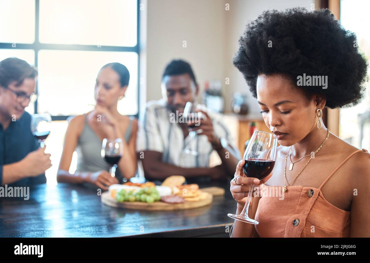 Degustazione di vini, amici e lusso in un ristorante con frutta biologica sana con formaggio su un tavolo da pranzo. Alcol, diversità e giovani felici dentro Foto Stock