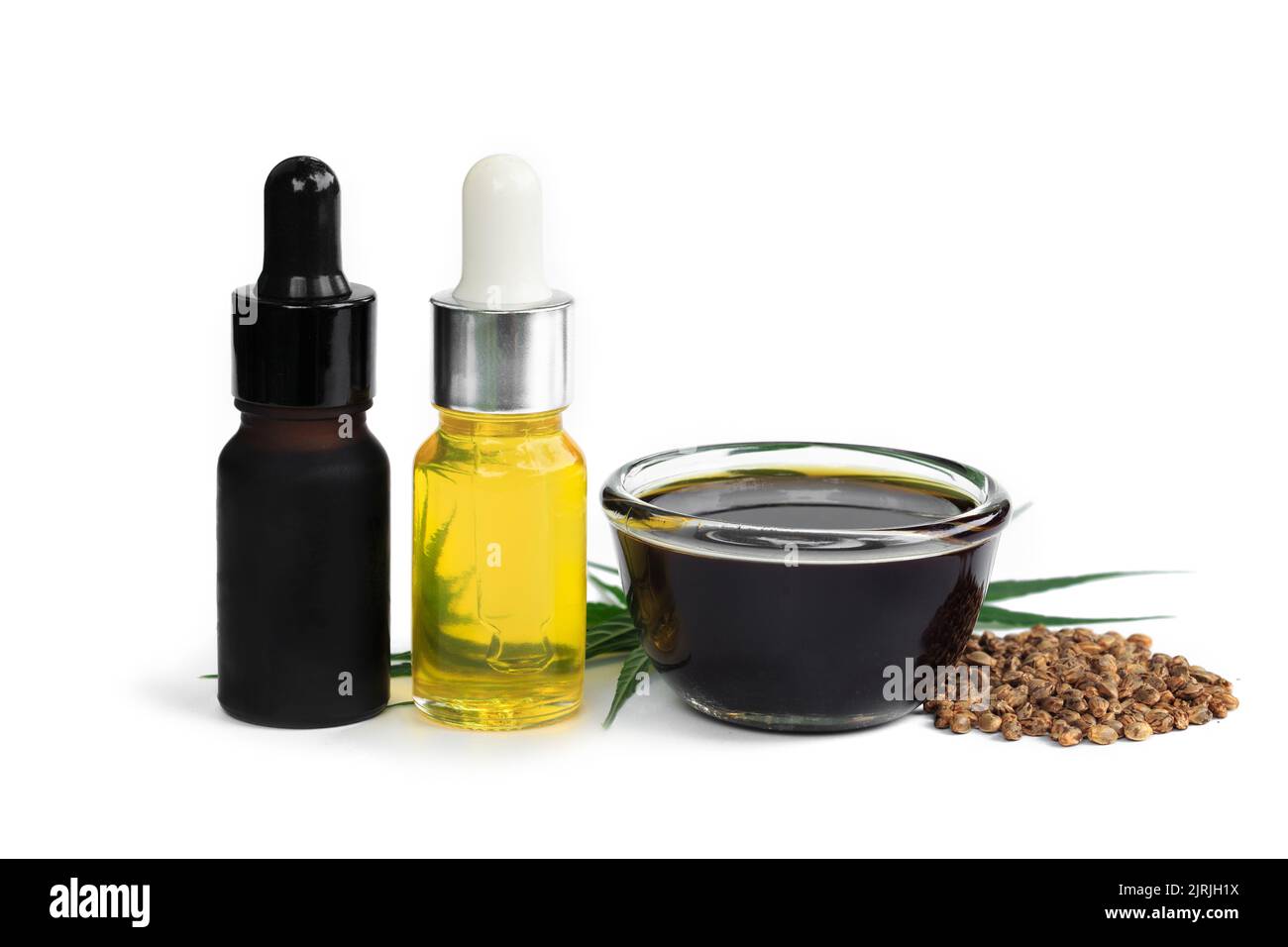 Olio di canapa in un vaso di vetro isolato su uno sfondo bianco, puro concetto di oli pressati a freddo, olio di canapa CBD. Foto Stock