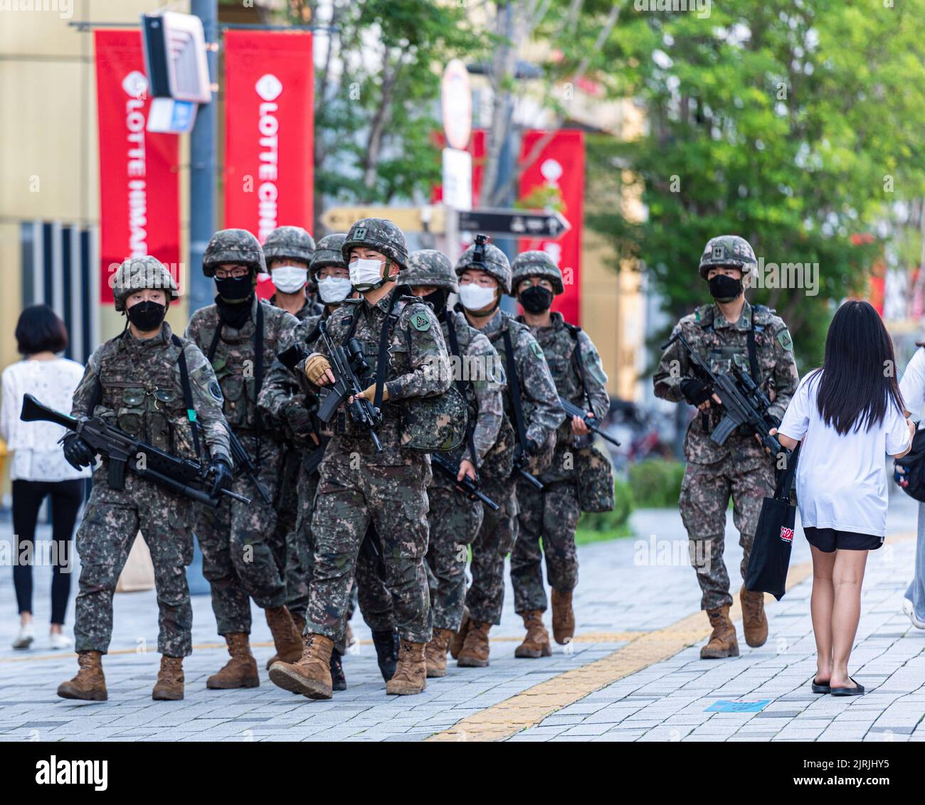 Seul, Corea del Sud. 23rd ago, 2022. Le truppe sudcoreane partecipano a un'esercitazione anti-terrore e anti-chimica come parte del 2022 Ulchi Freedom Shield (UFS) presso il centro commerciale Lotte di Seoul. L'esercizio Ulchi Freedom Shield (UFS) è previsto per tutto il 1 settembre, con una serie di esercitazioni di emergenza, come manovre simultanee sul campo che non sono state tenute negli ultimi anni sotto la precedente guida dell'amministrazione Moon Jae-in per la pace con la Corea del Nord. Credit: SOPA Images Limited/Alamy Live News Foto Stock