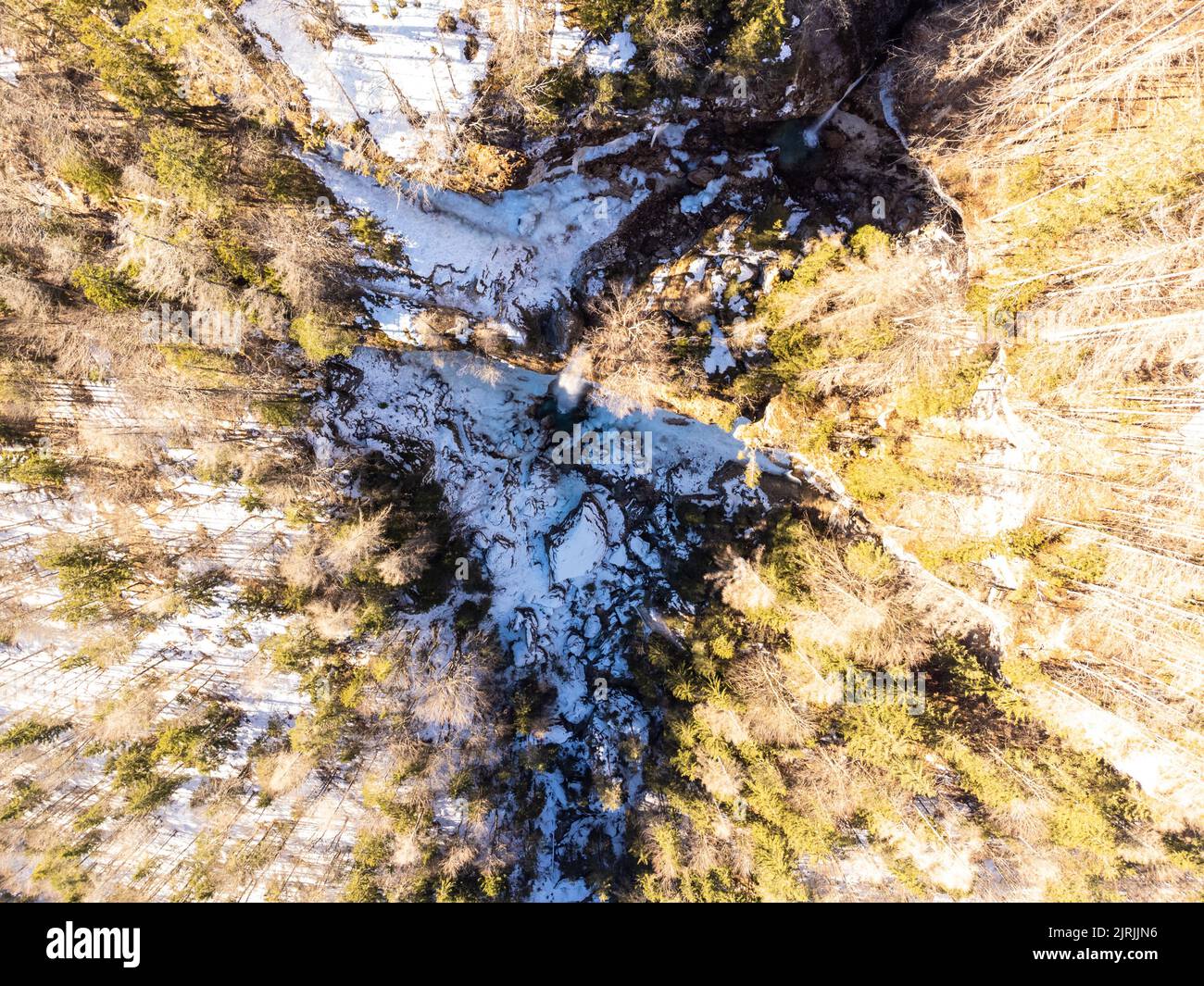 Vista aerea dello Spisello di Pericnik o della cascata di Pericnik in inverno, Parco Nazionale del Triglav, Slovenia. Cascate superiori e inferiori che scendono su una roccia Foto Stock