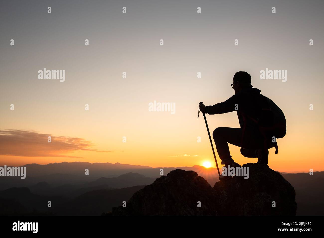 Silhouette donna sulla montagna di successo leadership aziendale, top persona winner.Sports business e concetto di vita attiva, escursioni. Foto Stock