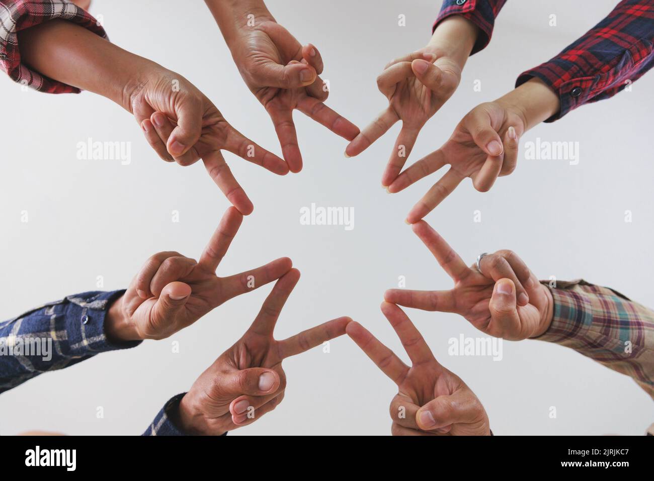 Un gruppo eterogeneo di persone collega le mani come un segno di sostegno che esprime un senso di lavoro di squadra. Unità e Unione. Foto Stock