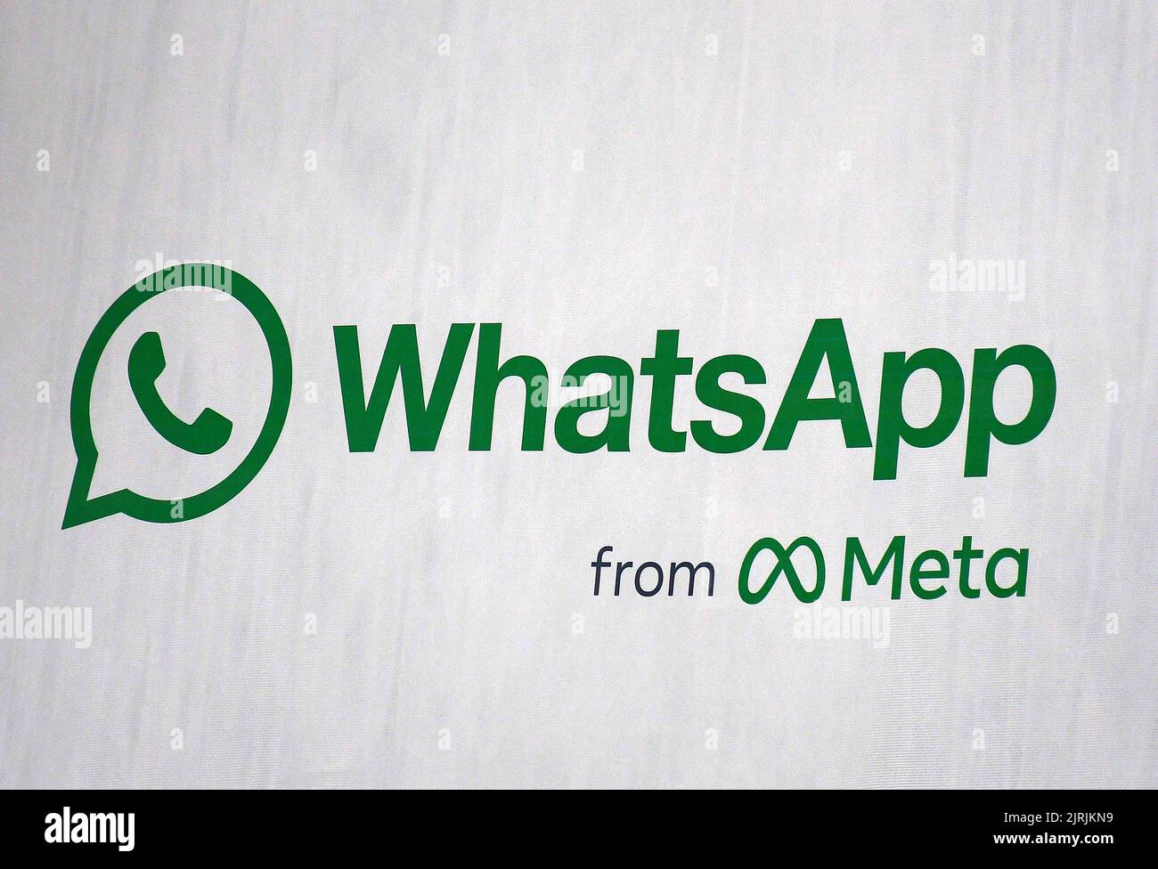 Mumbai, India. 24th ago, 2022. Un logo WhatsApp viene visualizzato sulla custodia di Mumbai. WhatsApp è un protocollo di messaggistica istantanea e voice over internet di proprietà della società americana Meta che consente alle persone di connettersi tra loro per la connettività di rete occasionale o aziendale in tutto il mondo. Credit: SOPA Images Limited/Alamy Live News Foto Stock