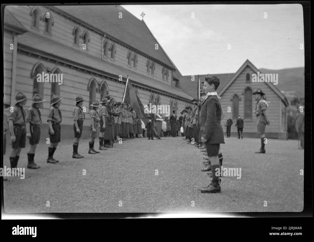 [Scout parade], 1920s-1930s, Wellington, di Roland Searle. Foto Stock