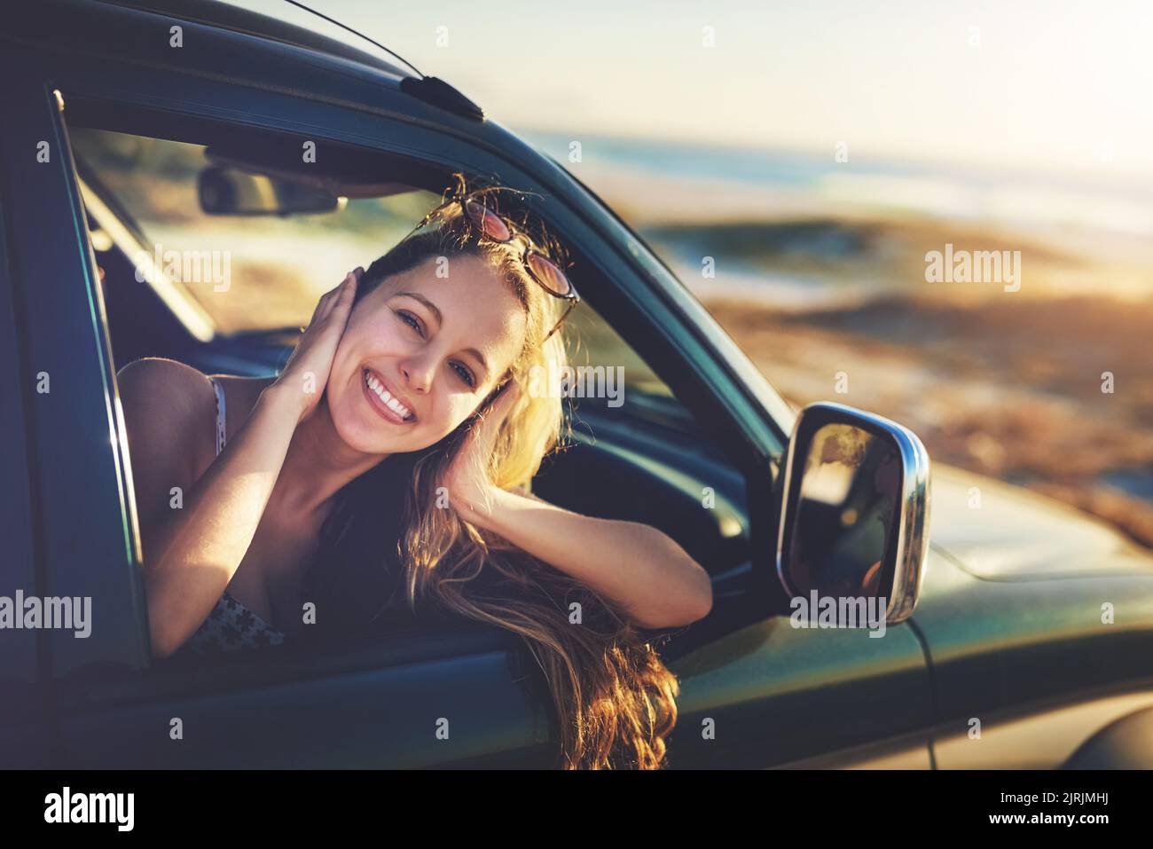 Ho pensato che fosse il momento di un viaggio in auto. Ritratto ritagliato di una giovane donna attraente su un viaggio in auto. Foto Stock