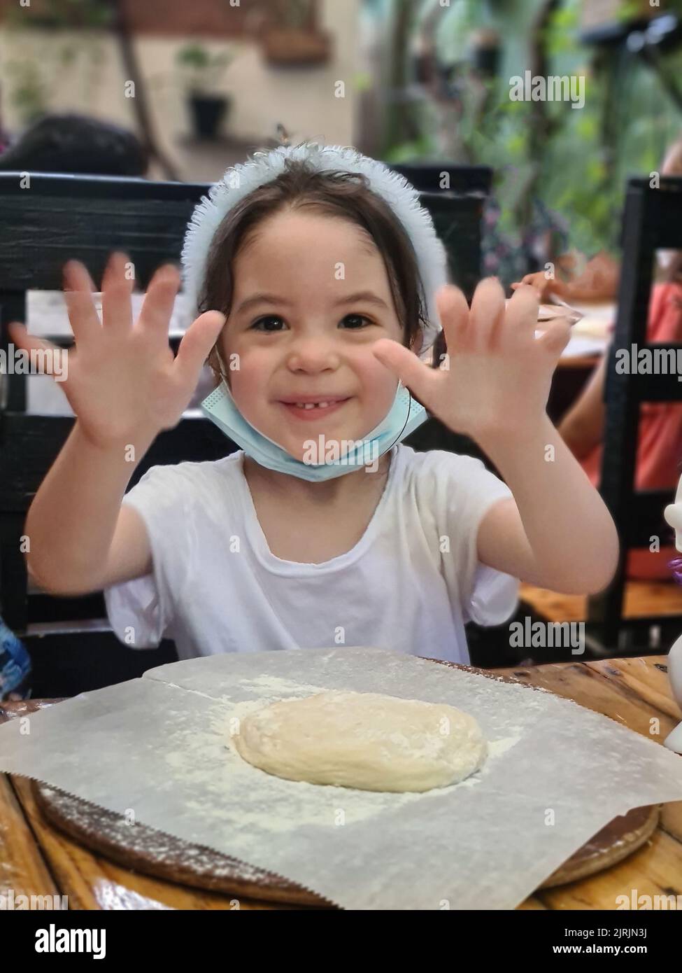 La bambina impara a cucinare la pizza nella lezione dell'asilo Foto Stock