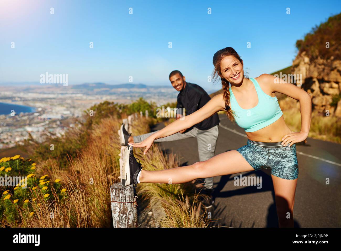 Allungandosi per rinforzare il corpo. Ritratto di una giovane coppia sportiva che si allunga prima di una corsa all'aperto. Foto Stock