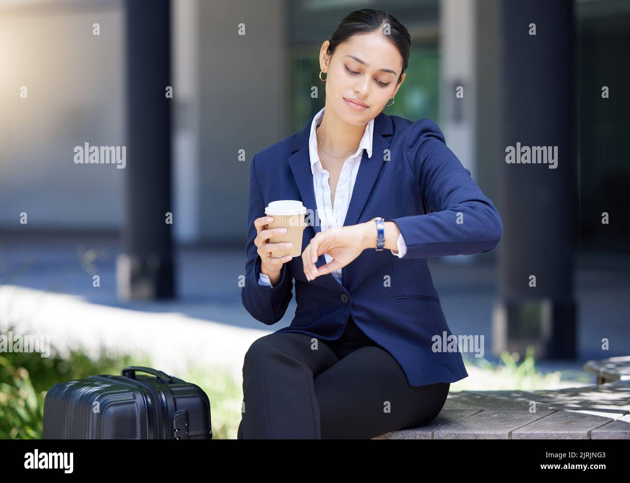 Tempo, viaggio e programma con la donna d'affari che guarda per guardare la scadenza, controllare l'ora per il viaggio, un appuntamento o un incontro. Disciplina Foto Stock