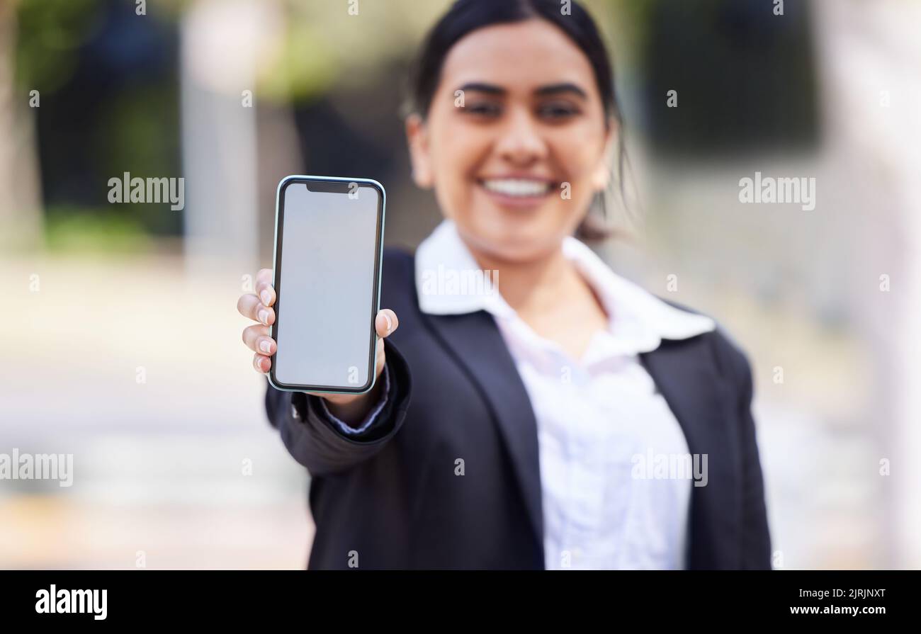 Spazio mockup su un telefono o schermo mobile in una mano di una donna d'affari per la pubblicità o il marketing. tecnologia wireless 5g per il logo di un marchio, il design Foto Stock