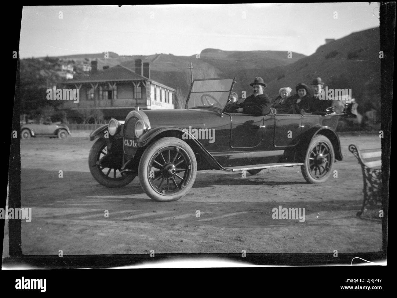 [Gruppo in auto], 1920 - 1925, Christchurch, di Roland Searle. Foto Stock