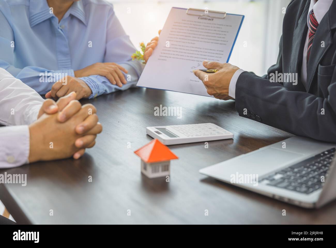 Gli agenti immobiliari offrono listini prezzi e condizioni per l'acquisto di case, case commerciali e immobili. Foto Stock