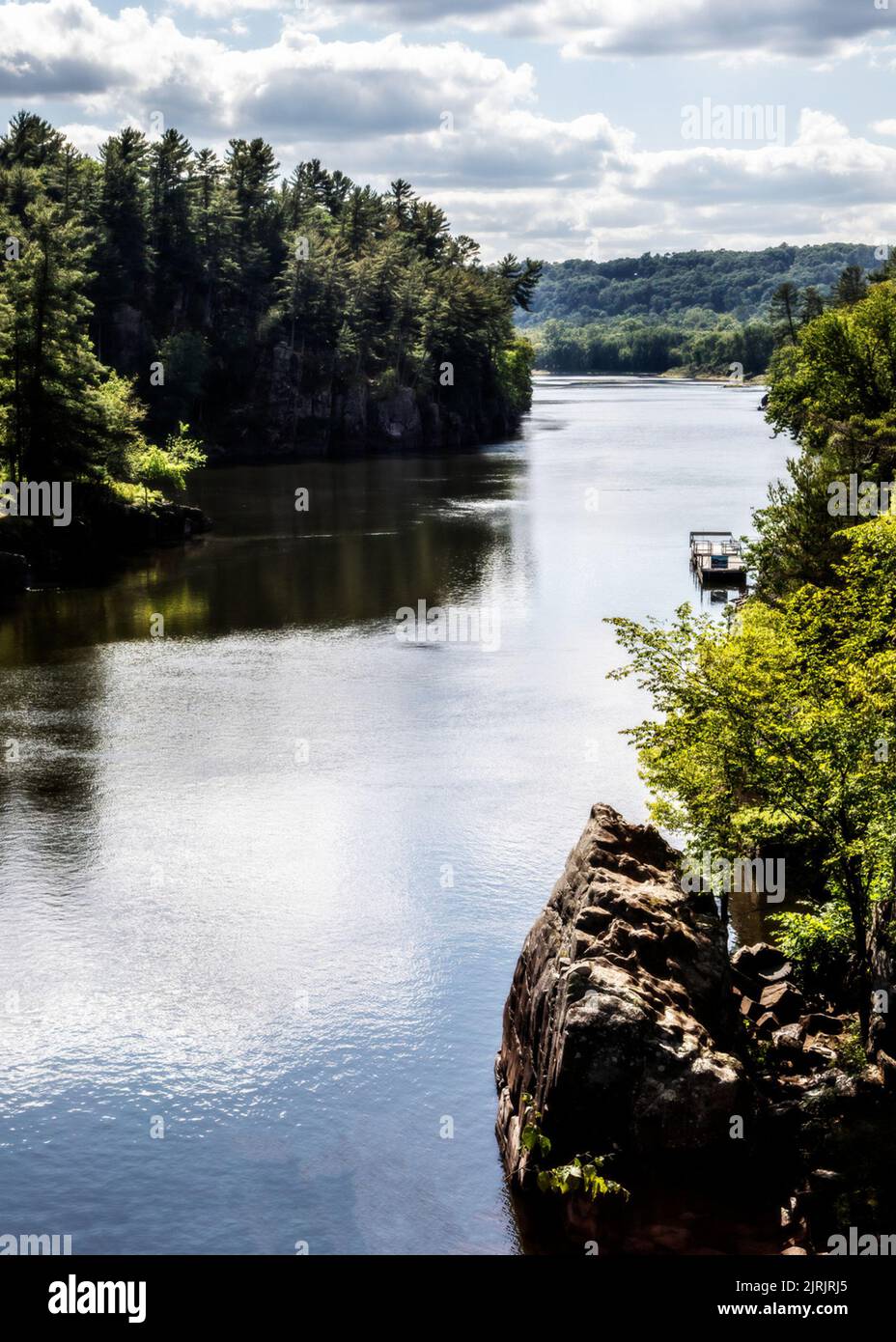 Dalles del St. Croix River in una soleggiata giornata estiva all'Interstate state Park a Taylors Falls, Minnesota. Tour panoramico in barca al molo delle cascate Taylors. Foto Stock