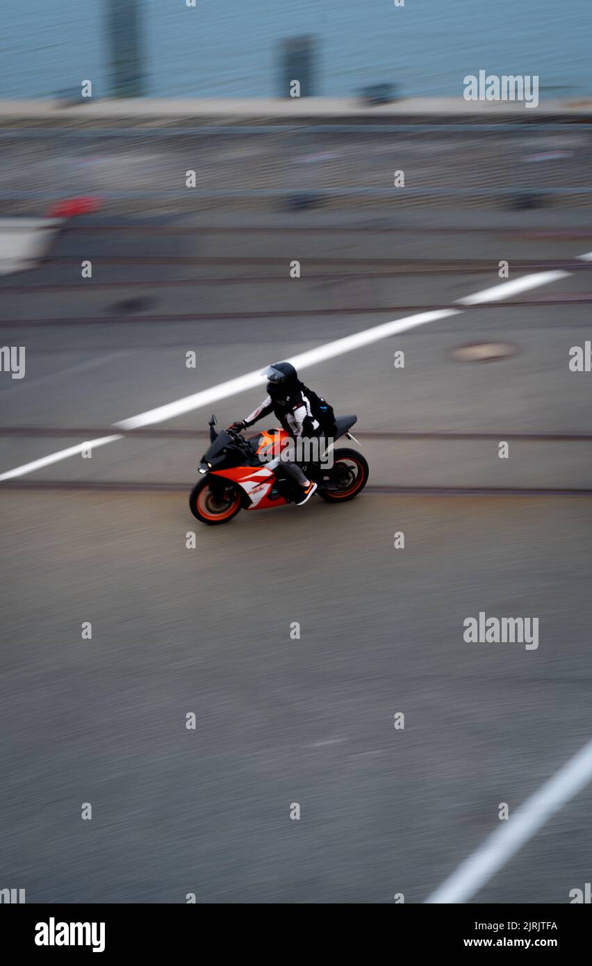 Un colpo verticale di un ragazzo su una moto al Haven a Dagebuell, Schleswig Holstein Foto Stock