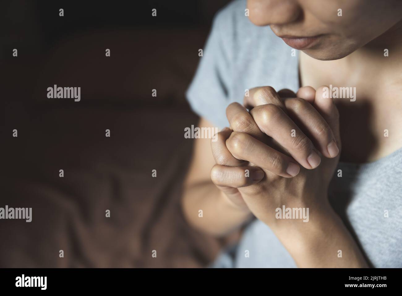 Donne che pregano le mani con fede nella religione e credenza in dio. Potere della speranza o dell'amore e della devozionireligione. Concetto di religione. Foto Stock