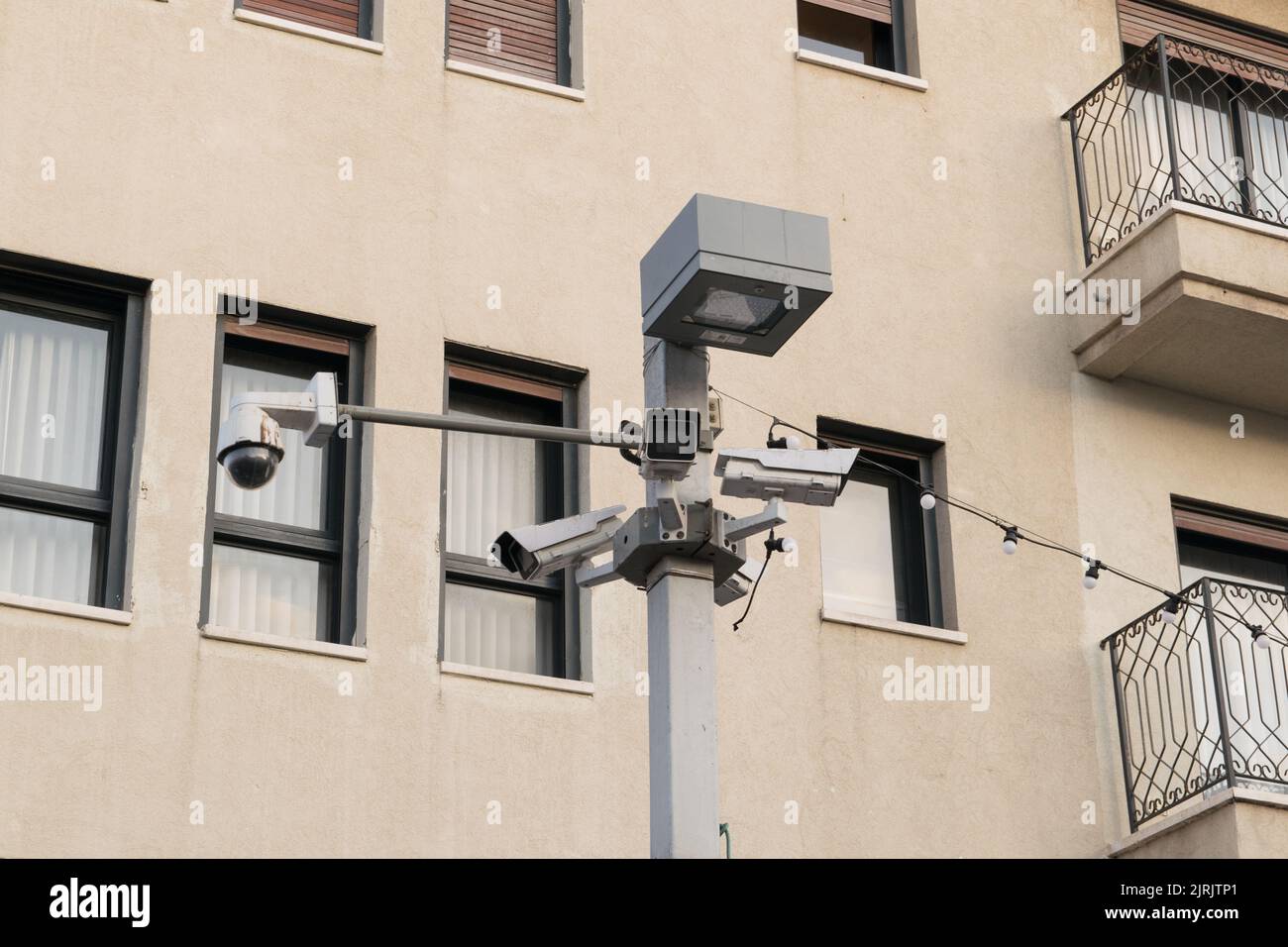 Telecamere di sicurezza CCTV su un lampione stradale. Foto Stock