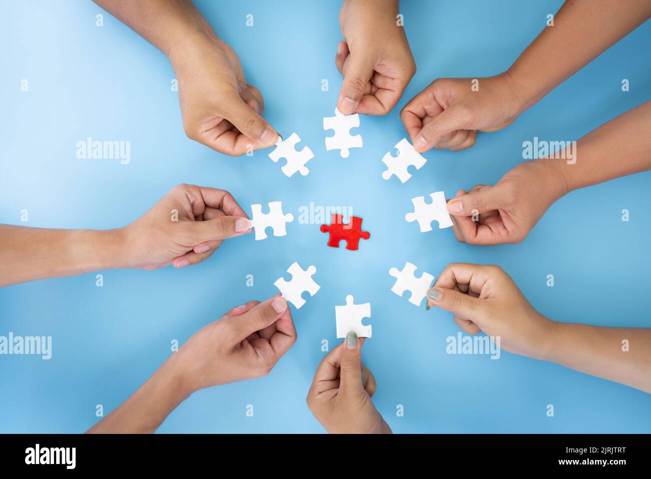 Business concept, gruppo di persone aziendali che assemblano puzzle e rappresentano il supporto del team e aiutano a collaborare Foto Stock
