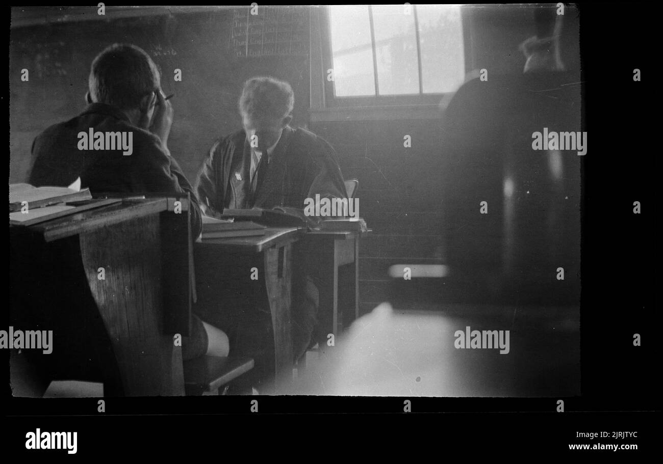[Ragazzo e insegnante in classe], dalle 1920s alle 1930s, di Roland Searle. Foto Stock