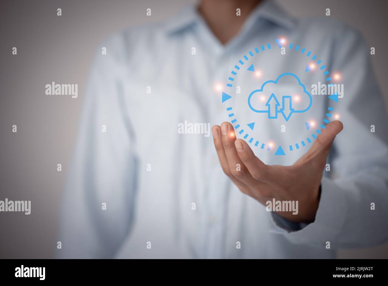 le mani dell'uomo che tengono una nuvola di icone virtuale. Tecnologia di cloud computing concetto di Internet Storage Network, mani di uomo che tiene icona virtuale cloud. Foto Stock