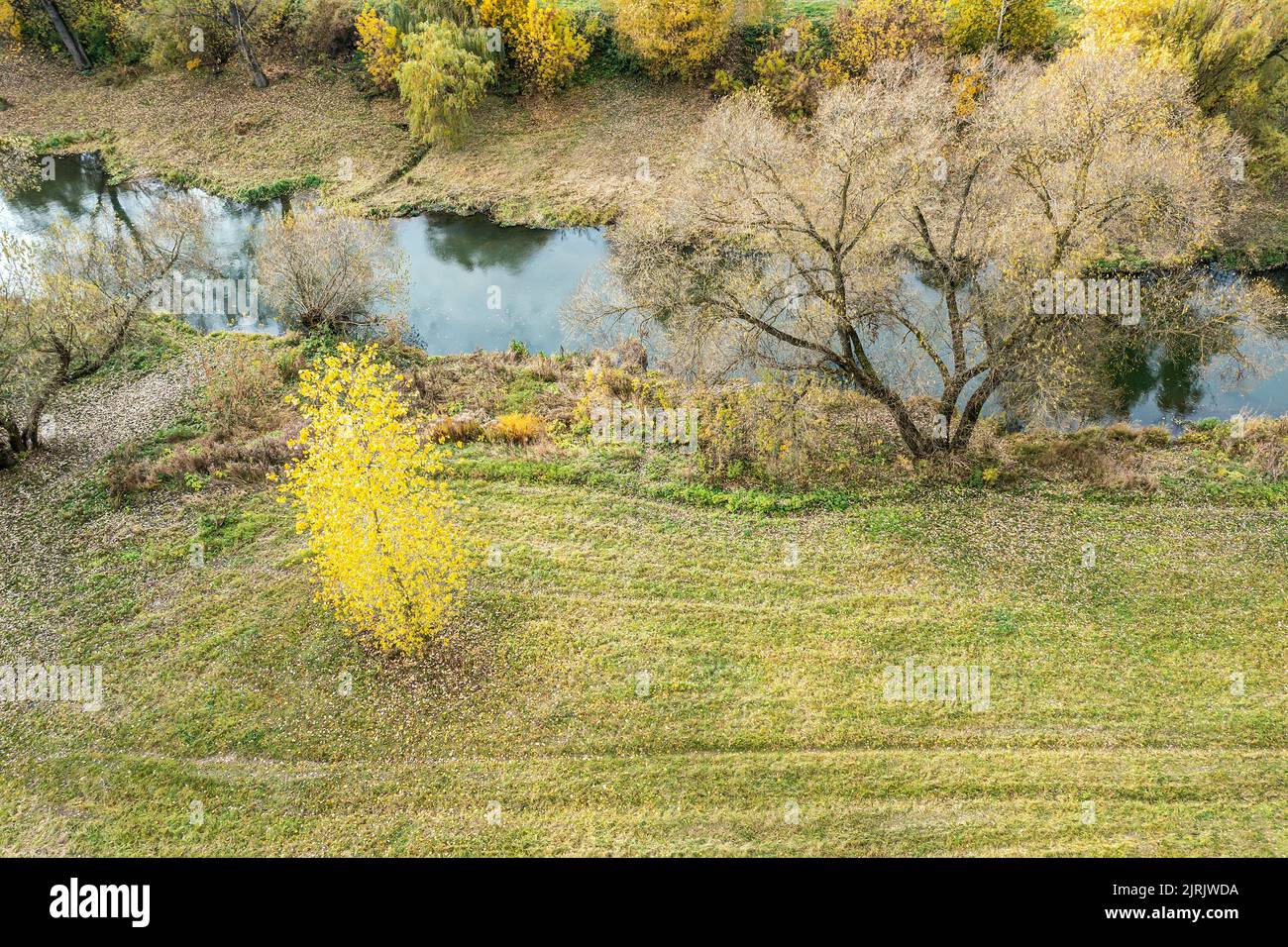 vista dall'alto di un bellissimo paesaggio naturale con un piccolo fiume nella stagione autunnale. fotografia con droni. Foto Stock
