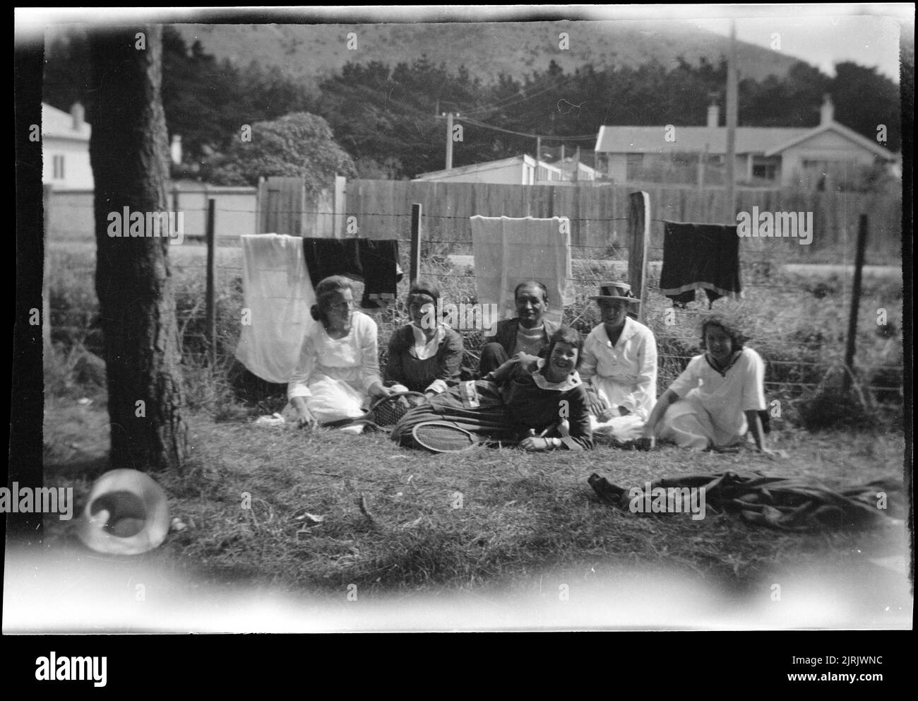 [Gruppo seduto in giardino], dalle 1920s alle 1930s, di Roland Searle. Foto Stock