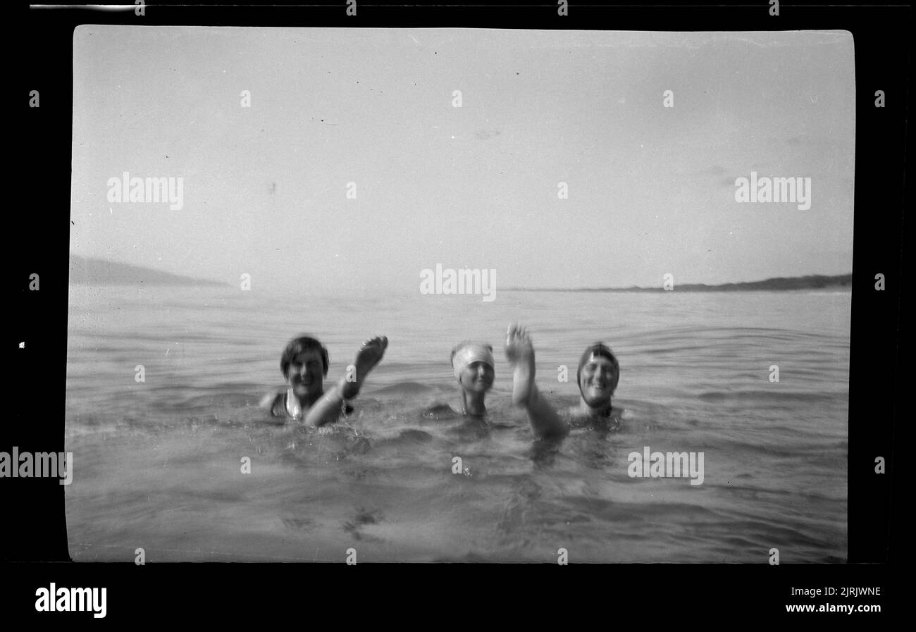 [Donne che nuotano in spiaggia], dalle 1920s alle 1930s, di Roland Searle. Foto Stock