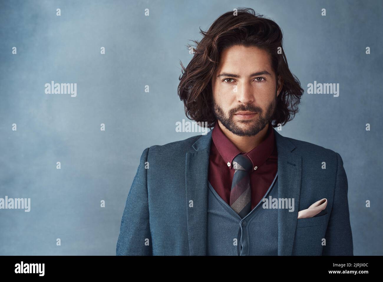 Seriamente, avete visto mai chiunque più elegante. Studio shot di un bel giovane e dapper che posa su uno sfondo grigio. Foto Stock