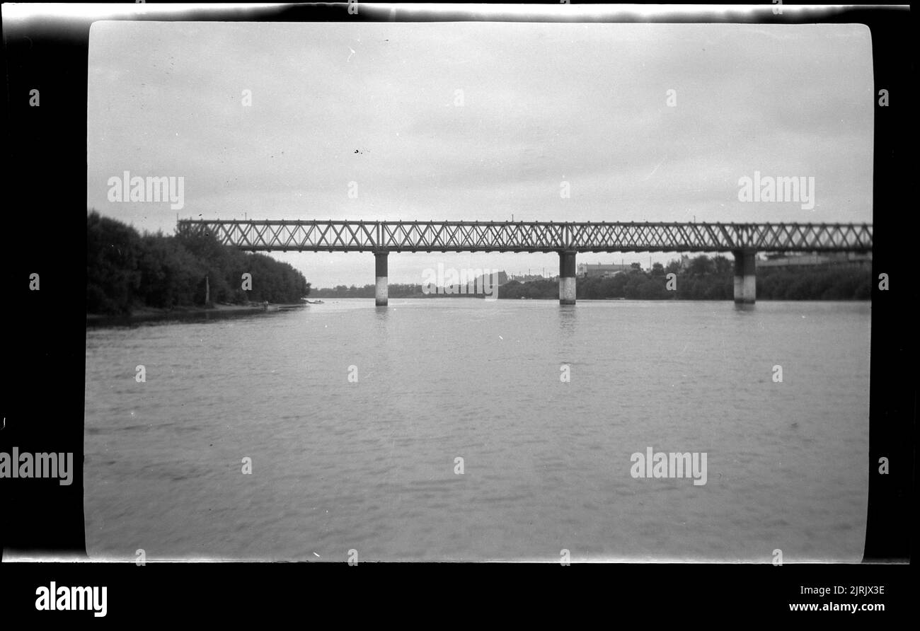 [Ponte che attraversa un fiume], 1920s a 1930s, Whanganui fiume, da Roland Searle. Foto Stock