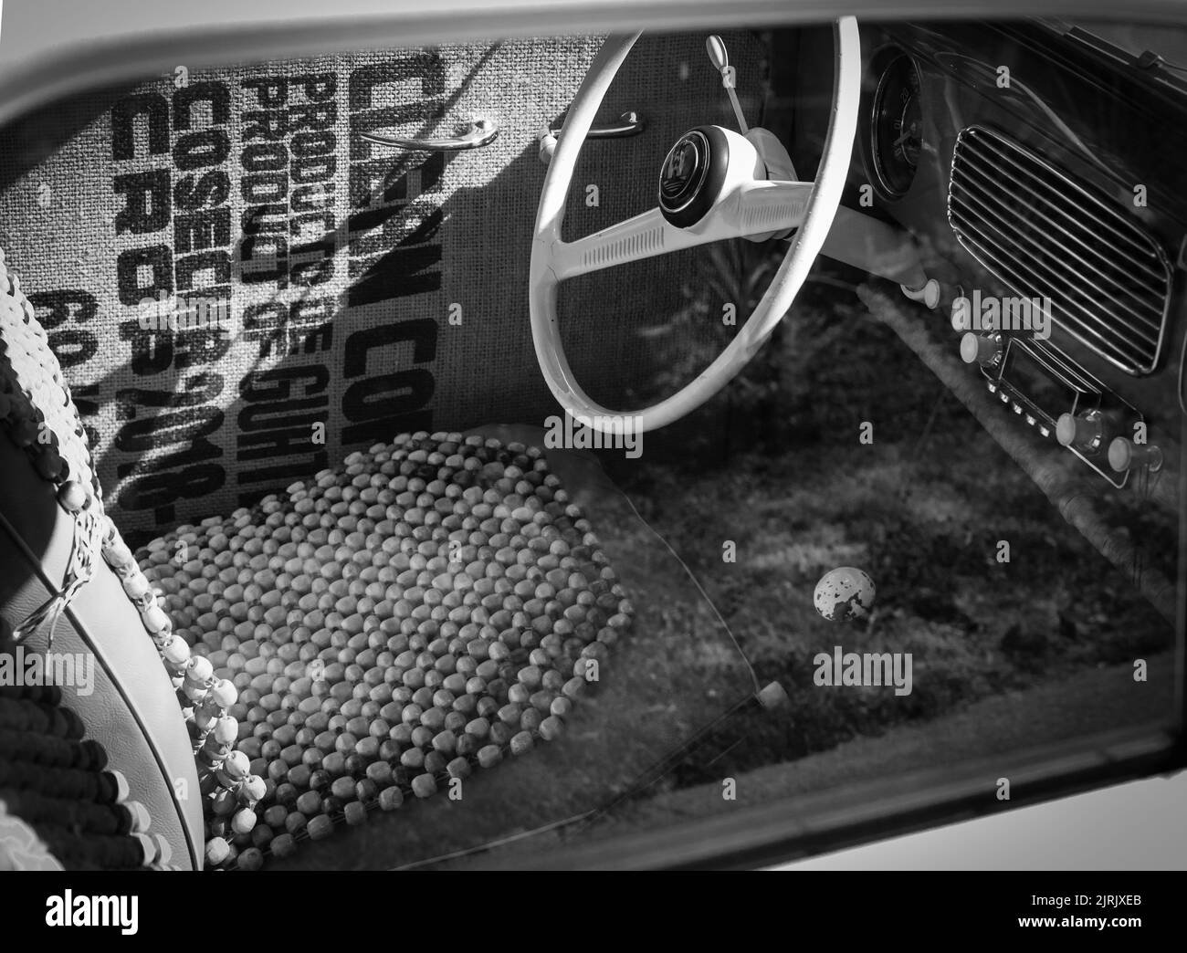 Primo piano sul volante e sul cockpit della vecchia auto d'epoca. Immagine in stile retrò di una vecchia autoradio all'interno di una classica auto-17 agosto 2022-Vancouver BC Canada. Foto Stock