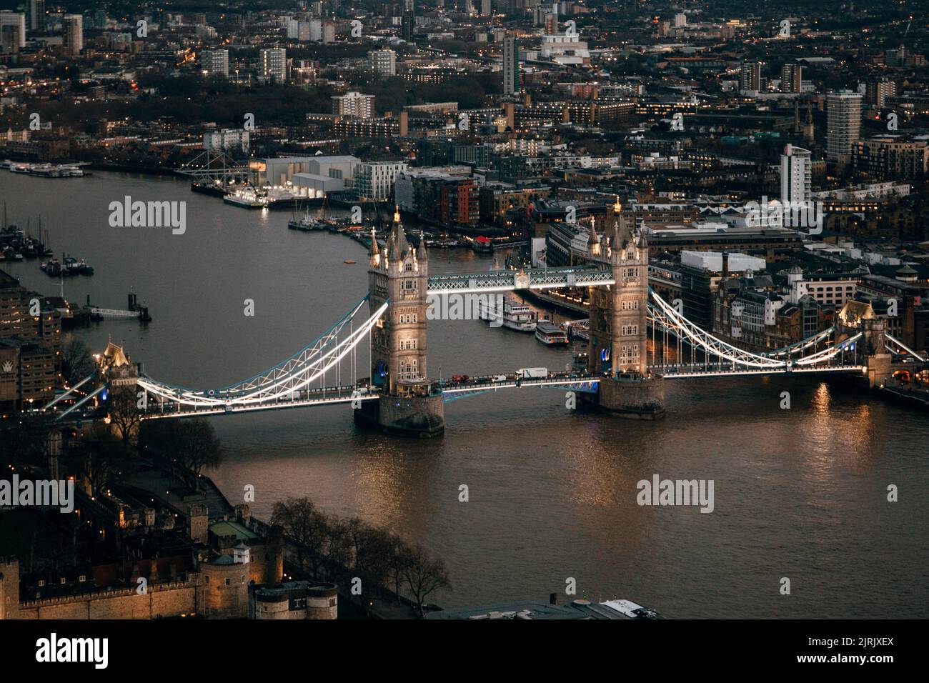 Vista panoramica e notturna del London Tower Bridge a Londra, Regno Unito Foto Stock