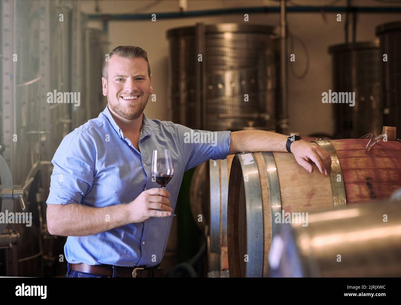 Questi vini non hanno solo un buon sapore, fanno del bene...un uomo che si diverse a degustare vino nella sua distilleria. Foto Stock