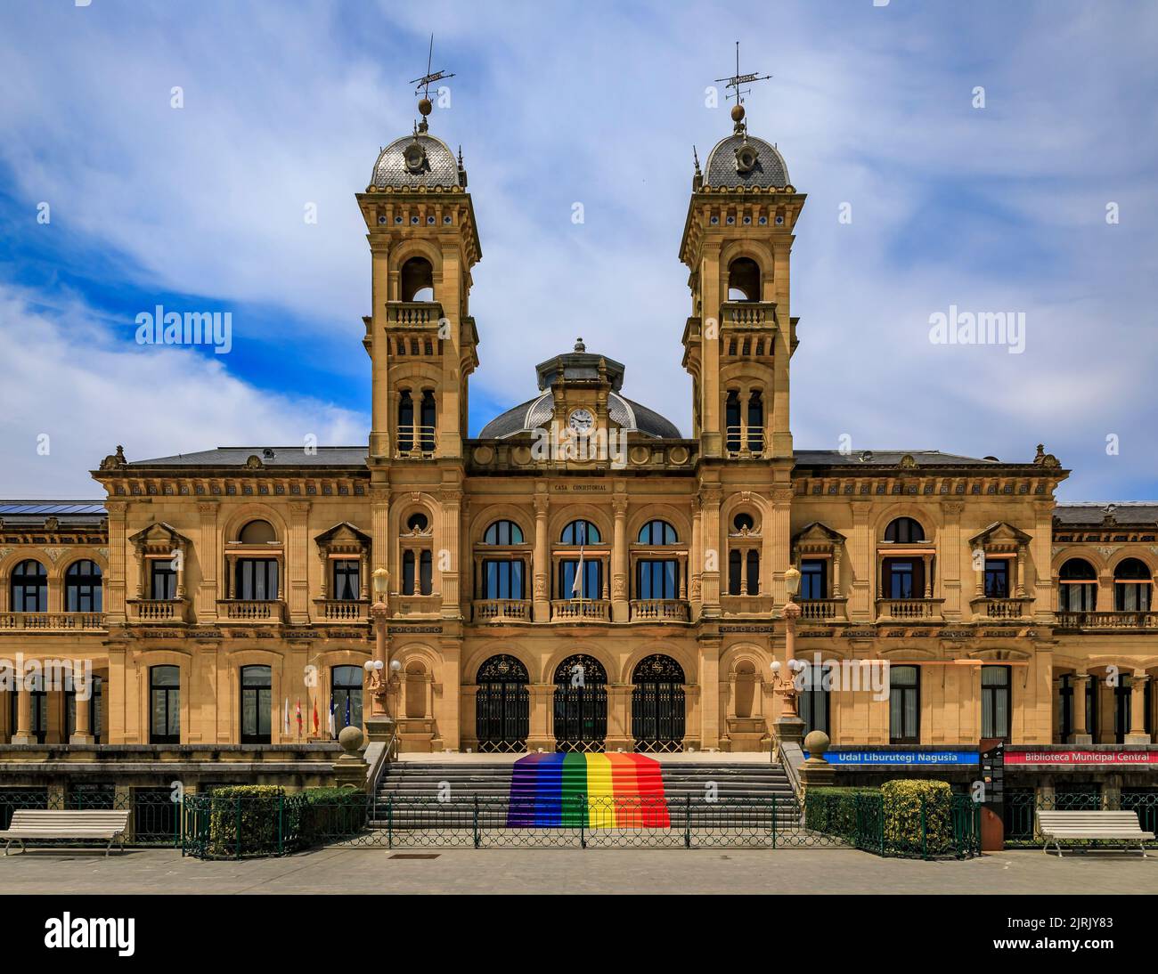 San Sebastian, Spagna - Giugno 26 2021: Facciata decorata del Municipio al Parco dei Giardini di Alderdi Eder con una bandiera arcobaleno di orgoglio LGBT sulla scalinata anteriore Foto Stock