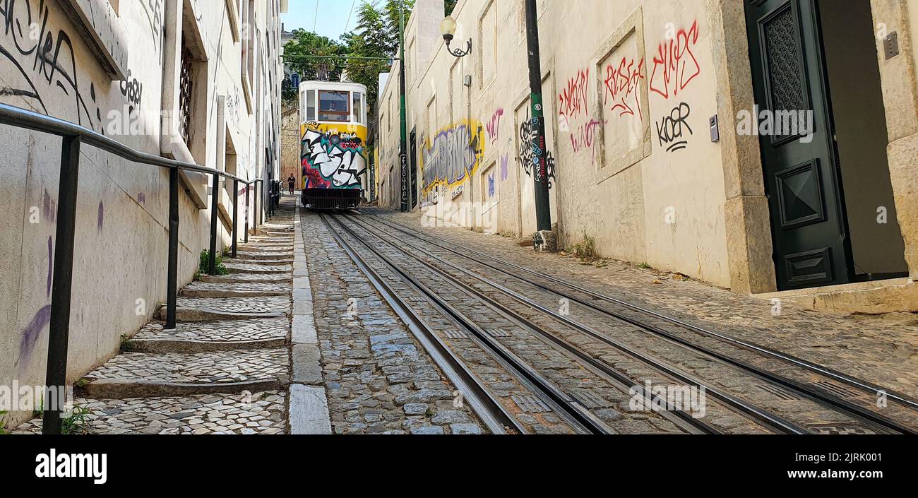 Lavra ascensore vandalizzato con graffiti, Lisbona, Portogallo Foto Stock