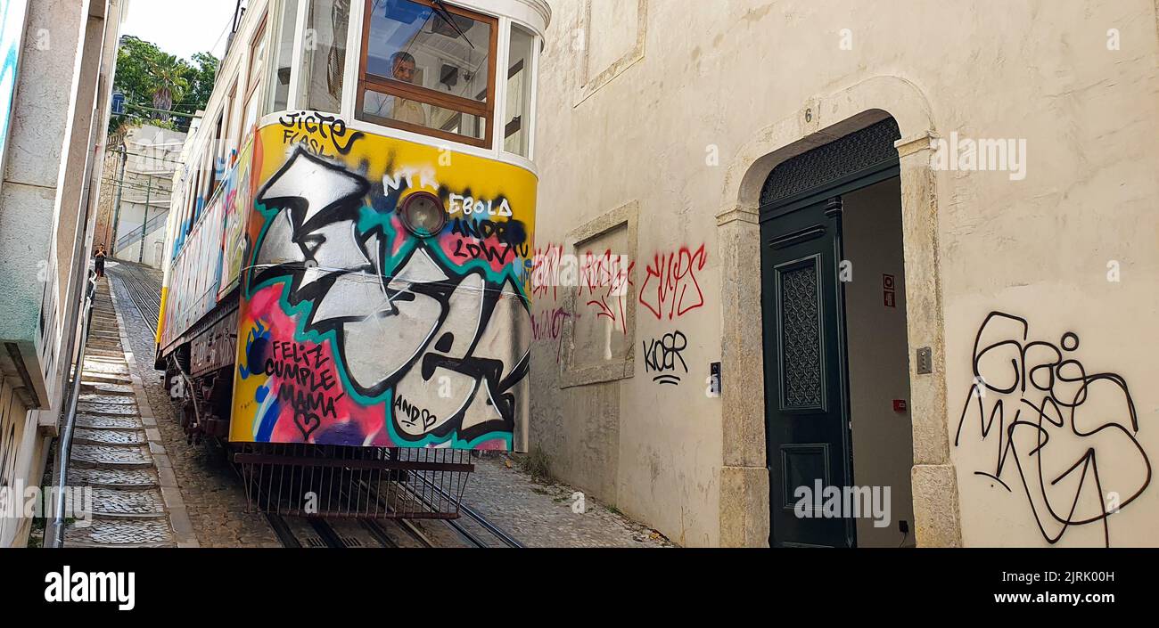 Lavra ascensore vandalizzato con graffiti, Lisbona, Portogallo Foto Stock