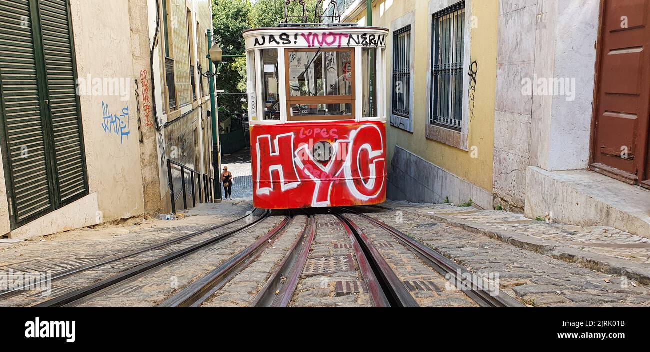 Lavra ascensore vandalizzato con graffiti, Lisbona, Portogallo Foto Stock