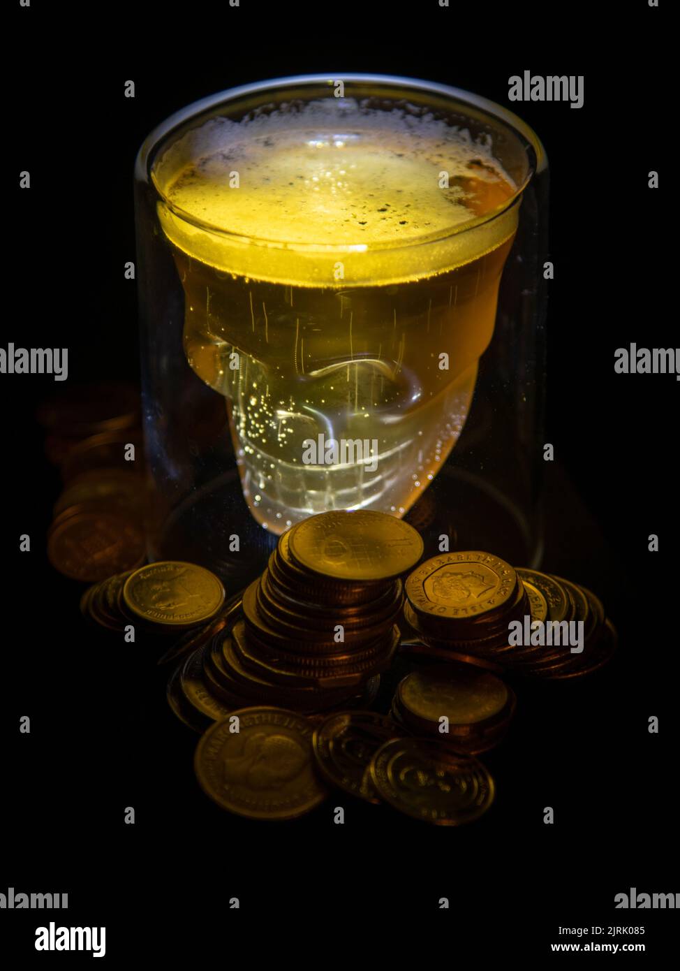 Morte e denaro un astratto inteso a mettere in evidenza la nostra schiavitù all'interno di un sistema. Gratis? Foto Stock