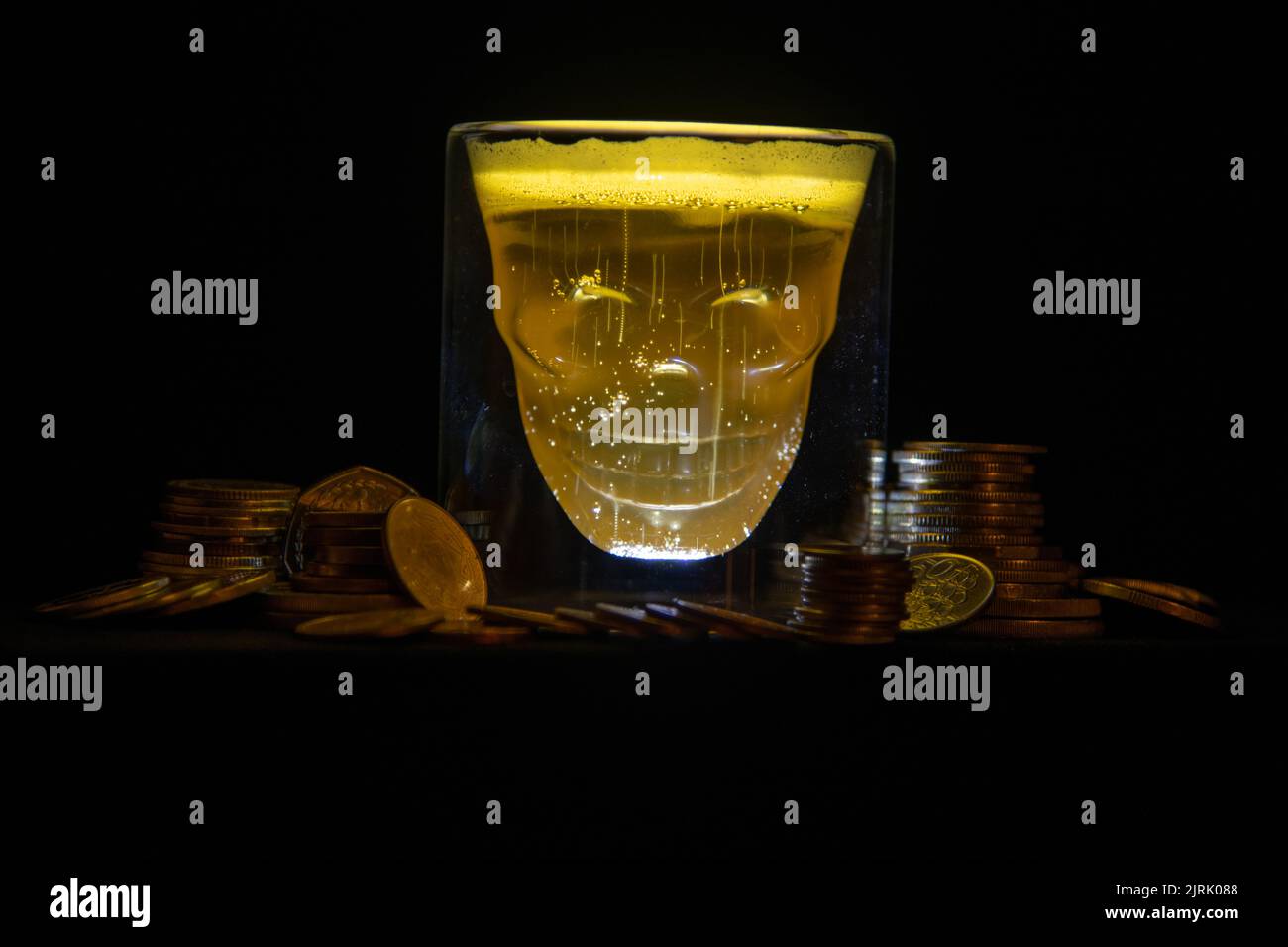 Morte e denaro un astratto inteso a mettere in evidenza la nostra schiavitù all'interno di un sistema. Gratis? Foto Stock