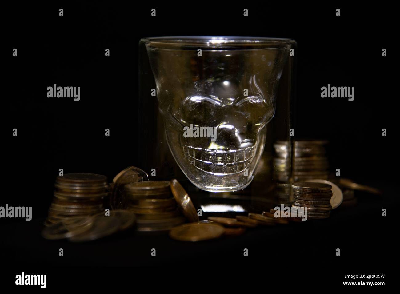 Morte e denaro un astratto inteso a mettere in evidenza la nostra schiavitù all'interno di un sistema. Gratis? Foto Stock