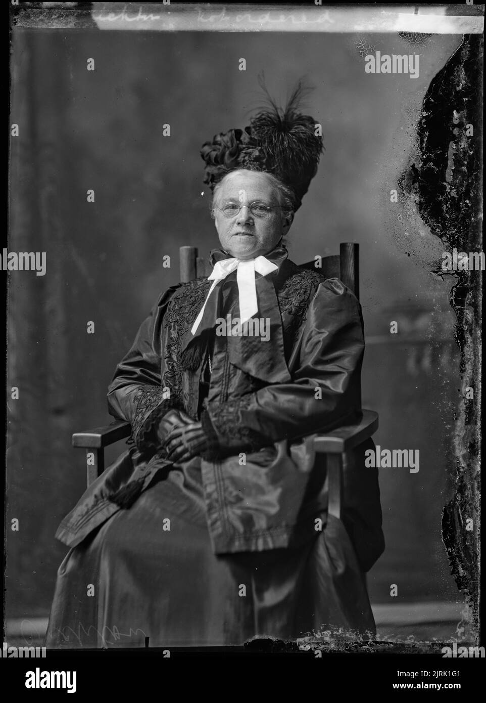 Donna in cappello di piume, 1900-1917, Nuova Zelanda, di Alfred Henderson. Foto Stock