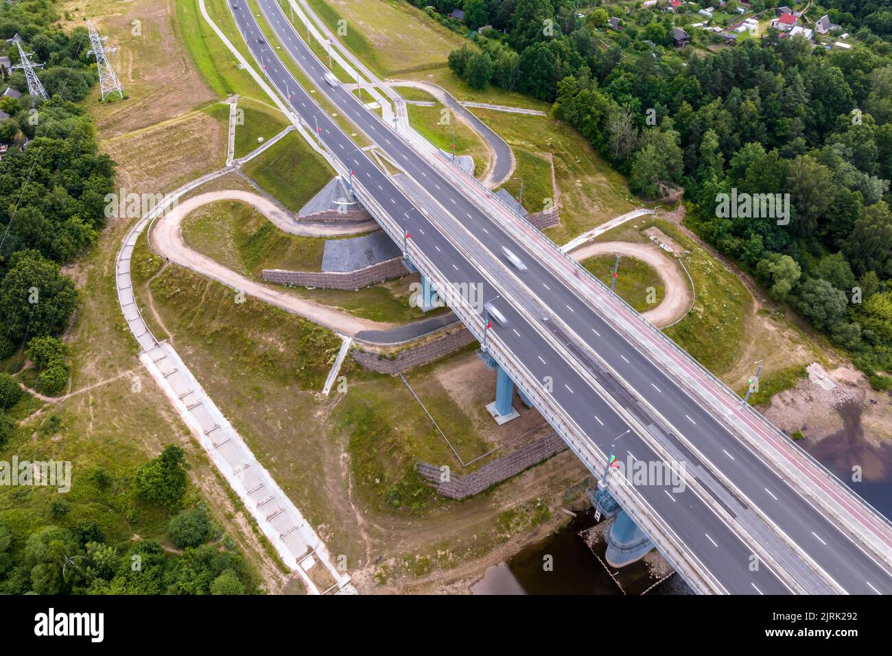 vista aerea su un enorme ponte con un'ampia strada a più corsie attraverso un ampio fiume Foto Stock