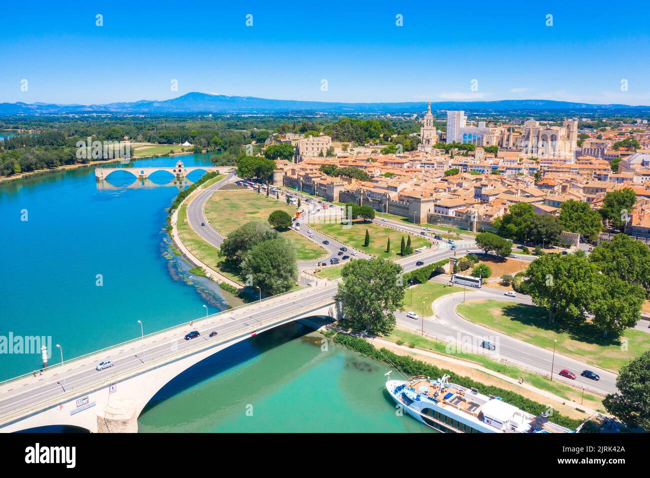 Ponte di Avignone con Palazzo dei Papi e fiume Rodano, Pont Saint-Benezet, Provenza, Francia. Foto Stock