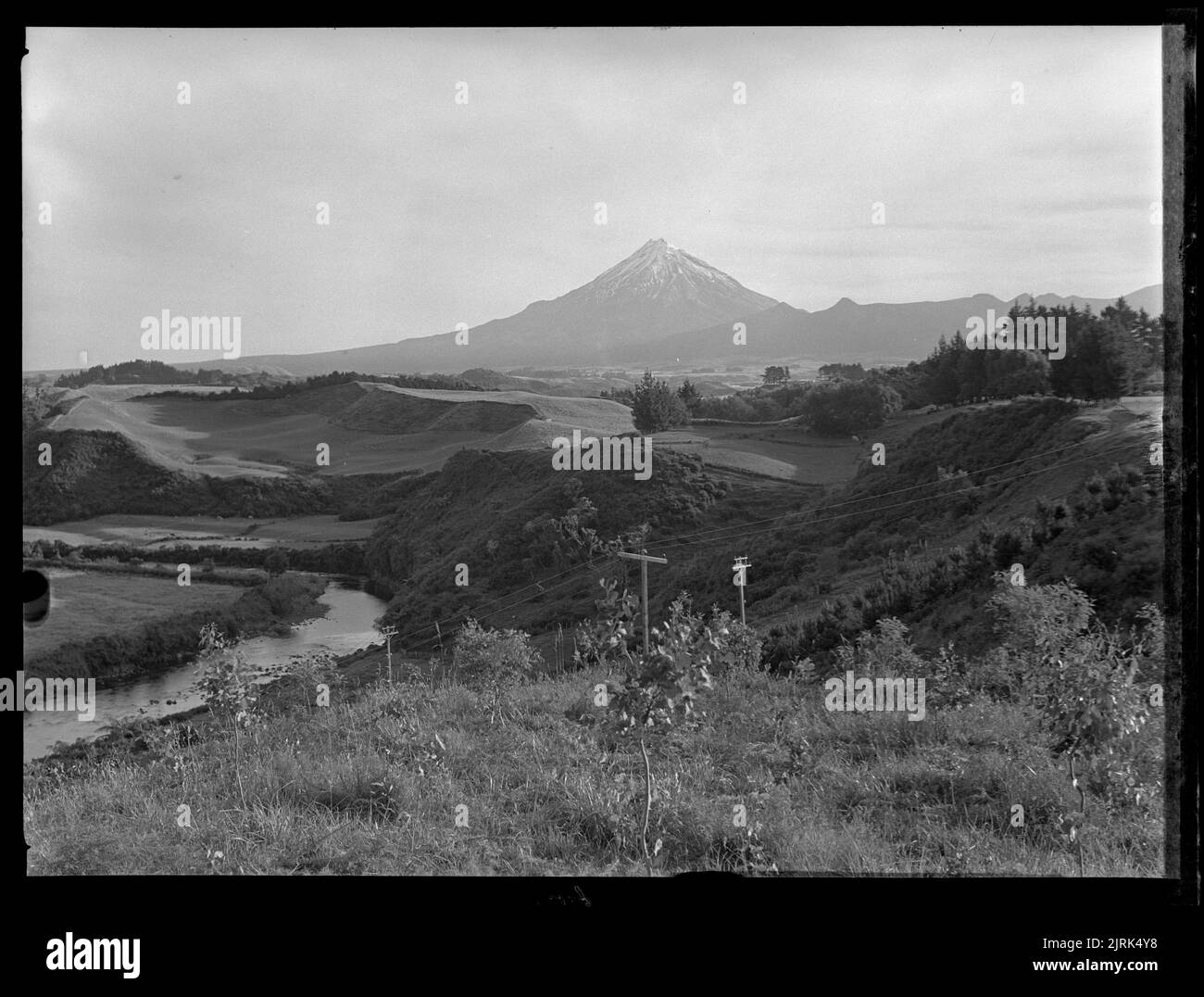 Vista del Monte Egmont da Mathews Property, Taranaki, 1940s, Taranaki, di J.W. Chapman-Taylor. Foto Stock