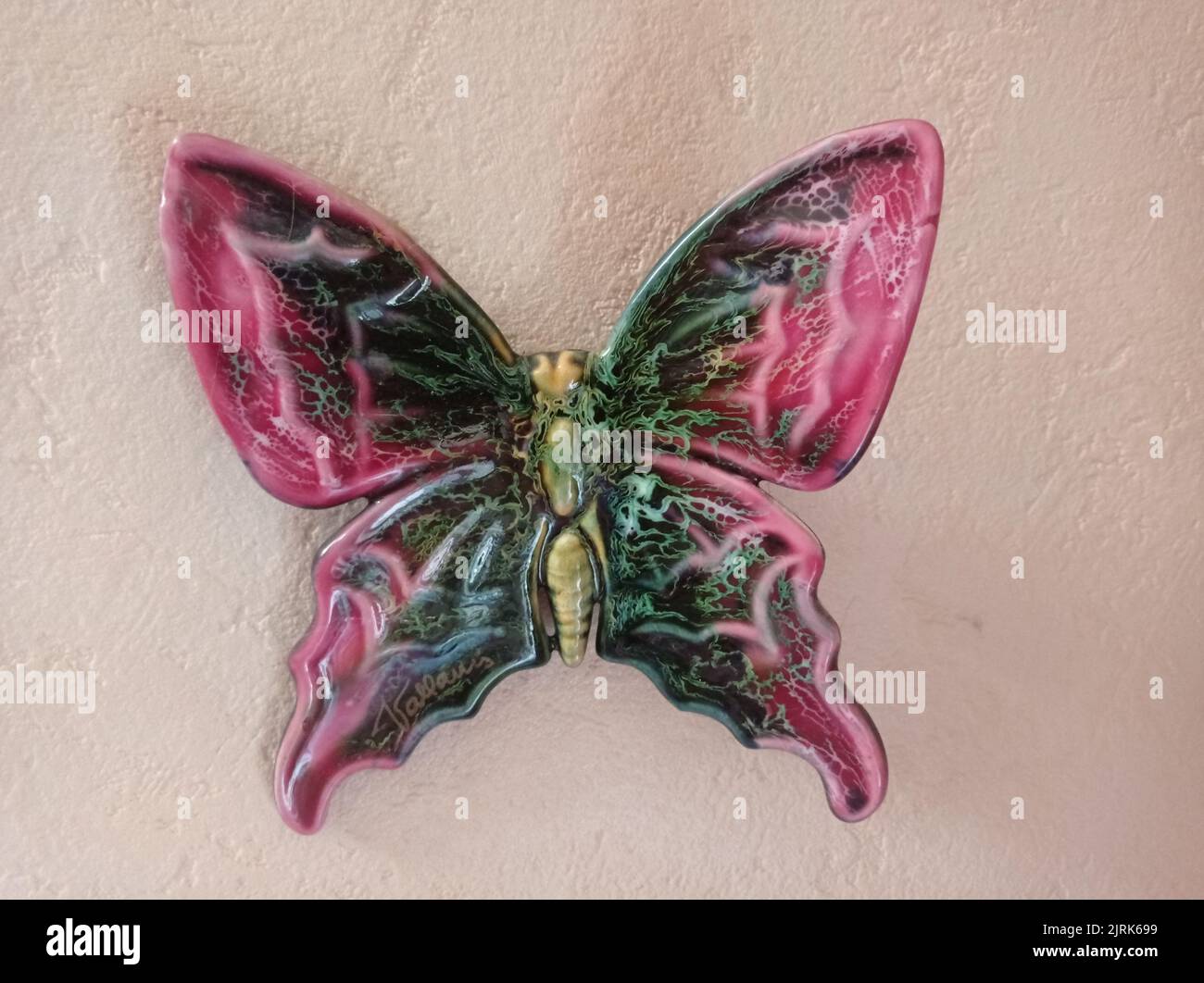 Papillon artificiel accroché à un mur, Francia Foto Stock
