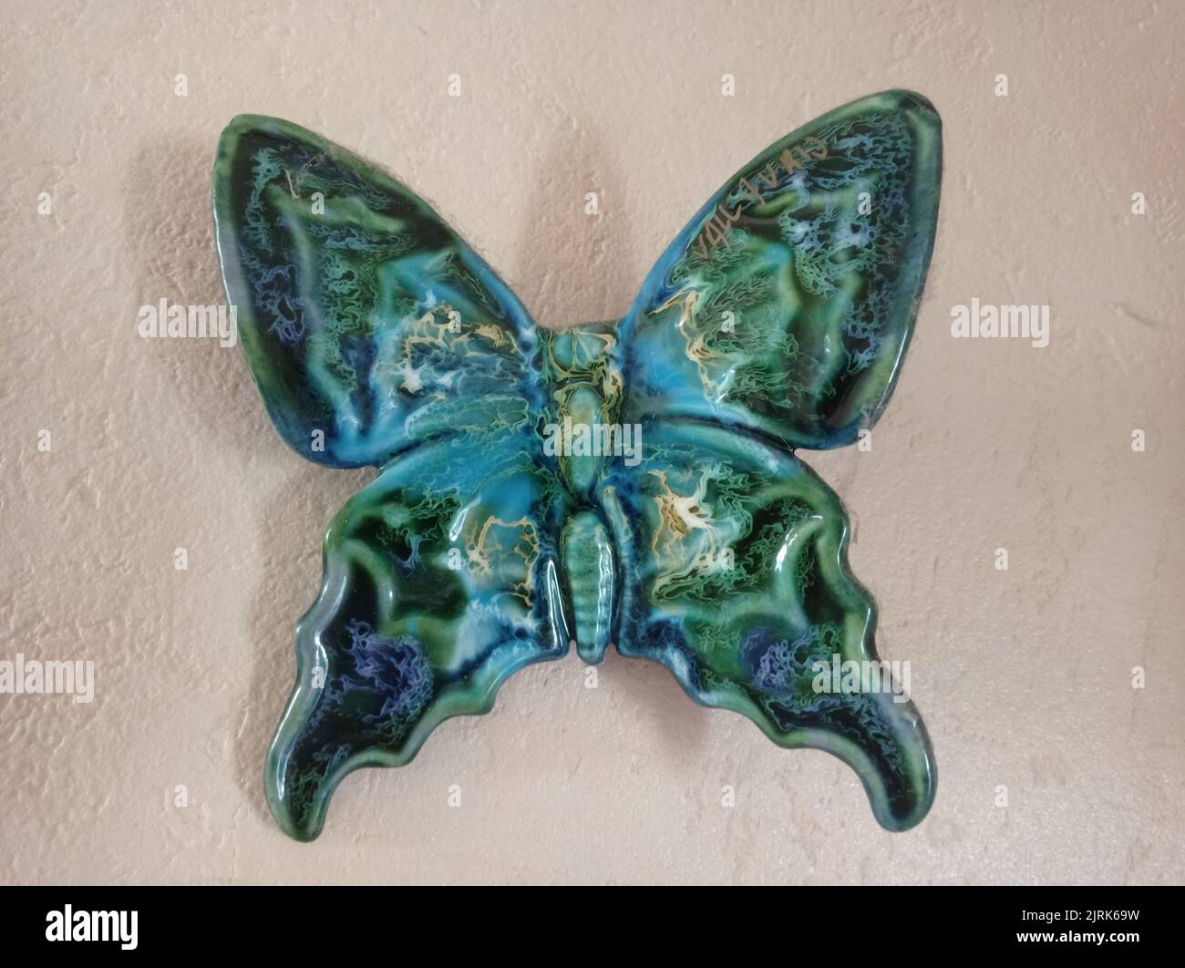 Papillon artificiel accroché à un mur, Francia Foto Stock