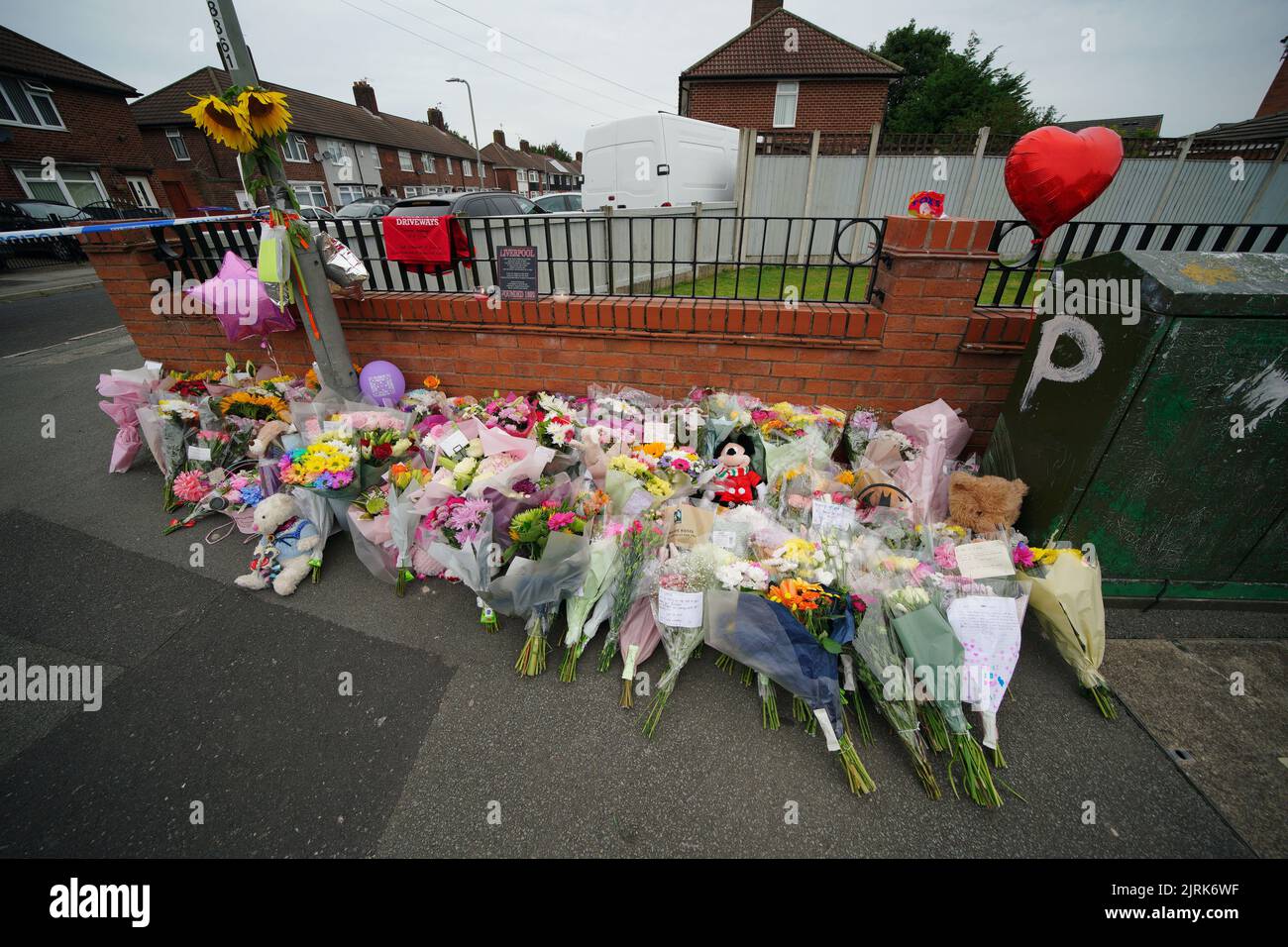 I fiori sono lasciati vicino alla scena di un incidente lin Kingsheath Avenue, Knotty Ash, Liverpool, dove Olivia Pratt-Korbel, nove anni, è stato ucciso il lunedì sera. Data immagine: Giovedì 25 agosto 2022. Foto Stock