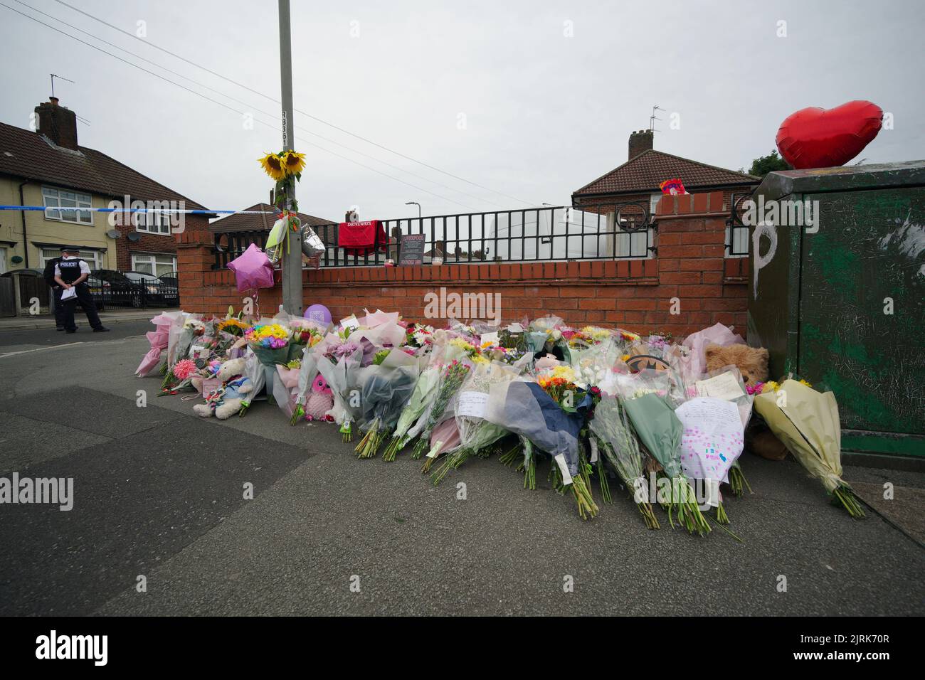 I fiori sono lasciati vicino alla scena di un incidente in Kingsheath Avenue, Knotty Ash, Liverpool, dove Olivia Pratt-Korbel, nove anni, è stato ucciso il lunedì sera. Data immagine: Giovedì 25 agosto 2022. Foto Stock