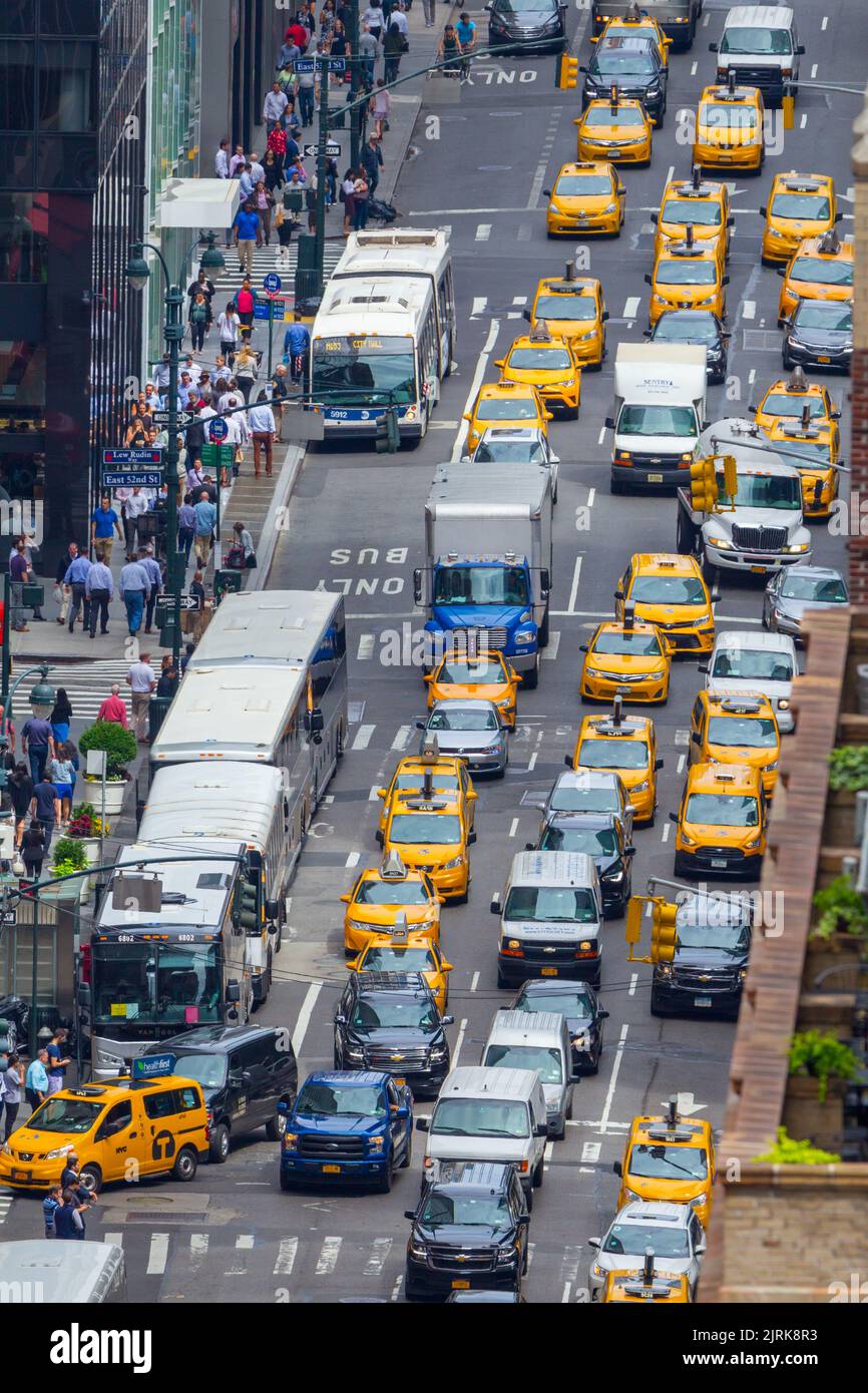 Taxi gialli e traffico di 9am ore di punta a Midtown Manhattan su Lexington Avenue a East 52nd Street a New York City, USA. Foto Stock