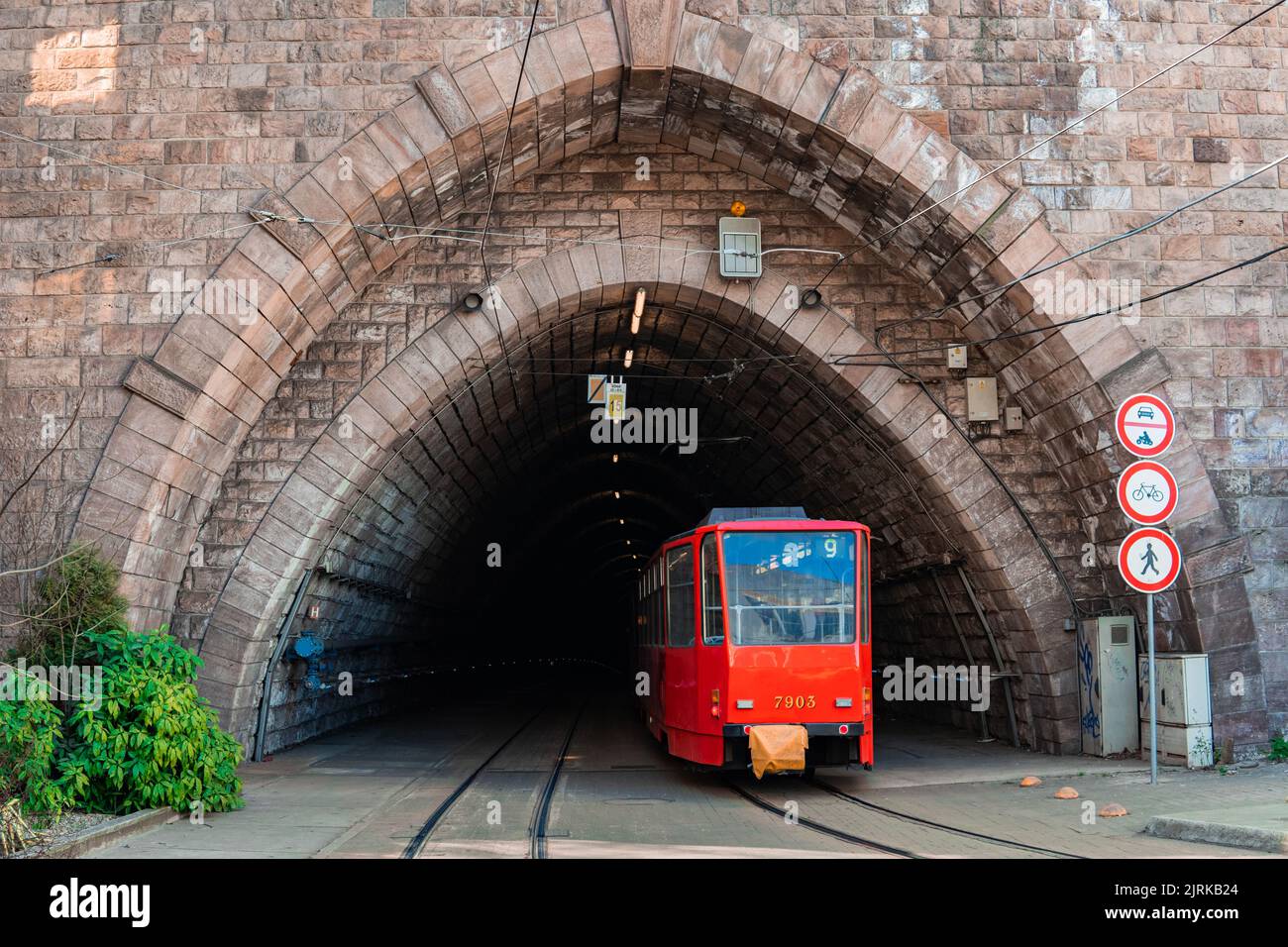 Tram rosso di fronte al tunnel di Bratislava Foto Stock